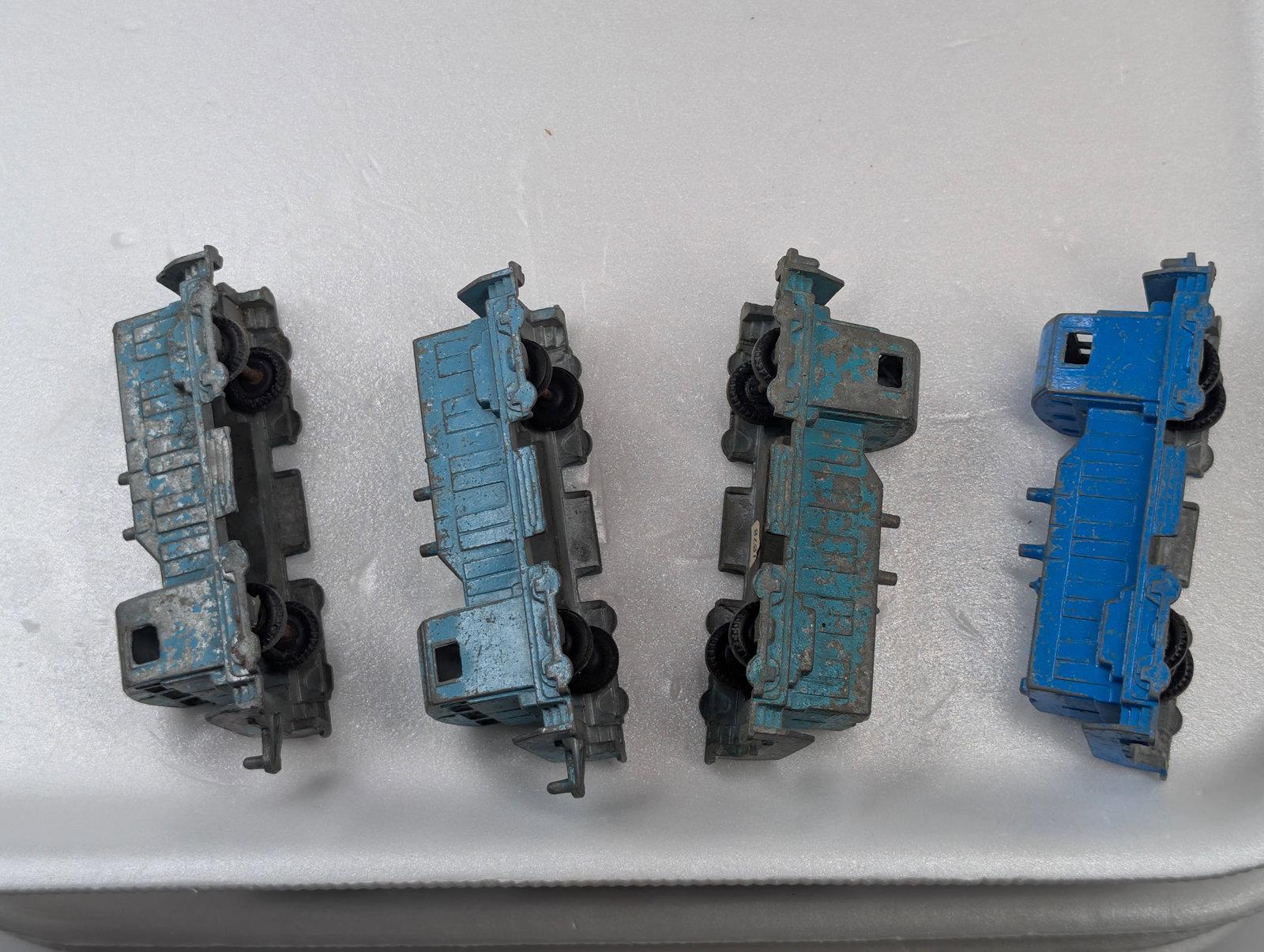 4) MIDGETOY TRAIN CARS (1 of 4)