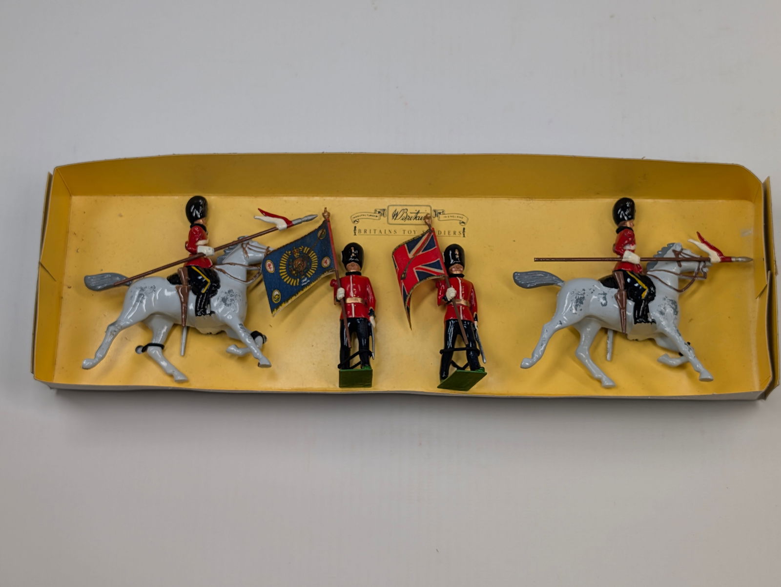 BRITAIN SOLDIER SET W/ COLOUR: SET REMAINS IN GOOD CONDITION IN INSERT. NO OUTER BOX.