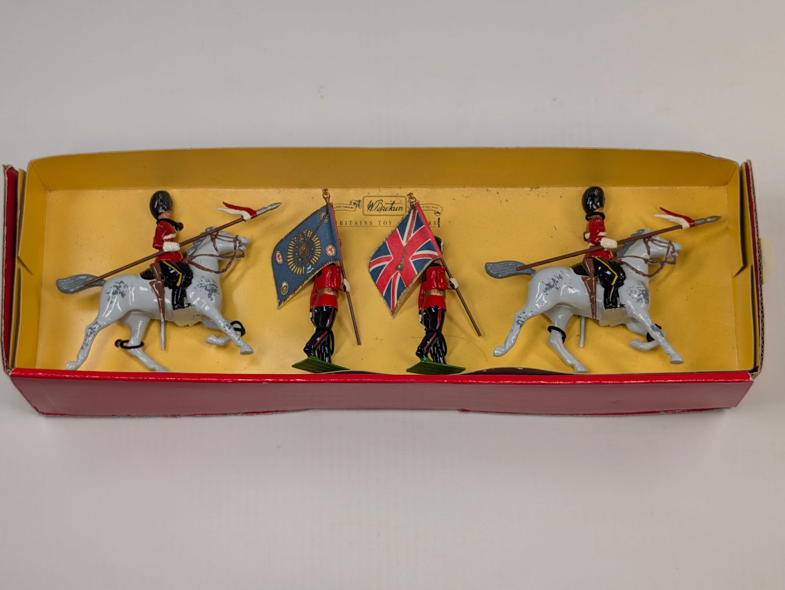 BRITAIN SOLDIER SET W/ COLOUR: SET REMAINS IN GOOD CONDITION IN INSERT. NO OUTER BOX.