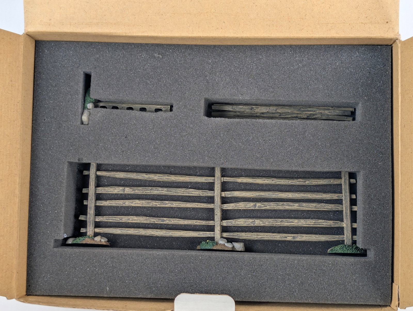 BRITAIN'S 20TH CENTURY FENCE SECTION: REMAINS IN EXCELLENT CONDITION IN BOX.