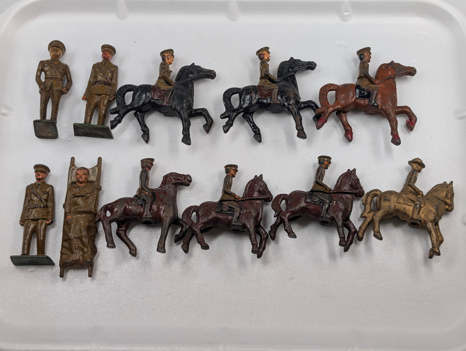 11) VARIOUS BARCLAY / MANOIL LEAD SOLDIERS (1 of 4)