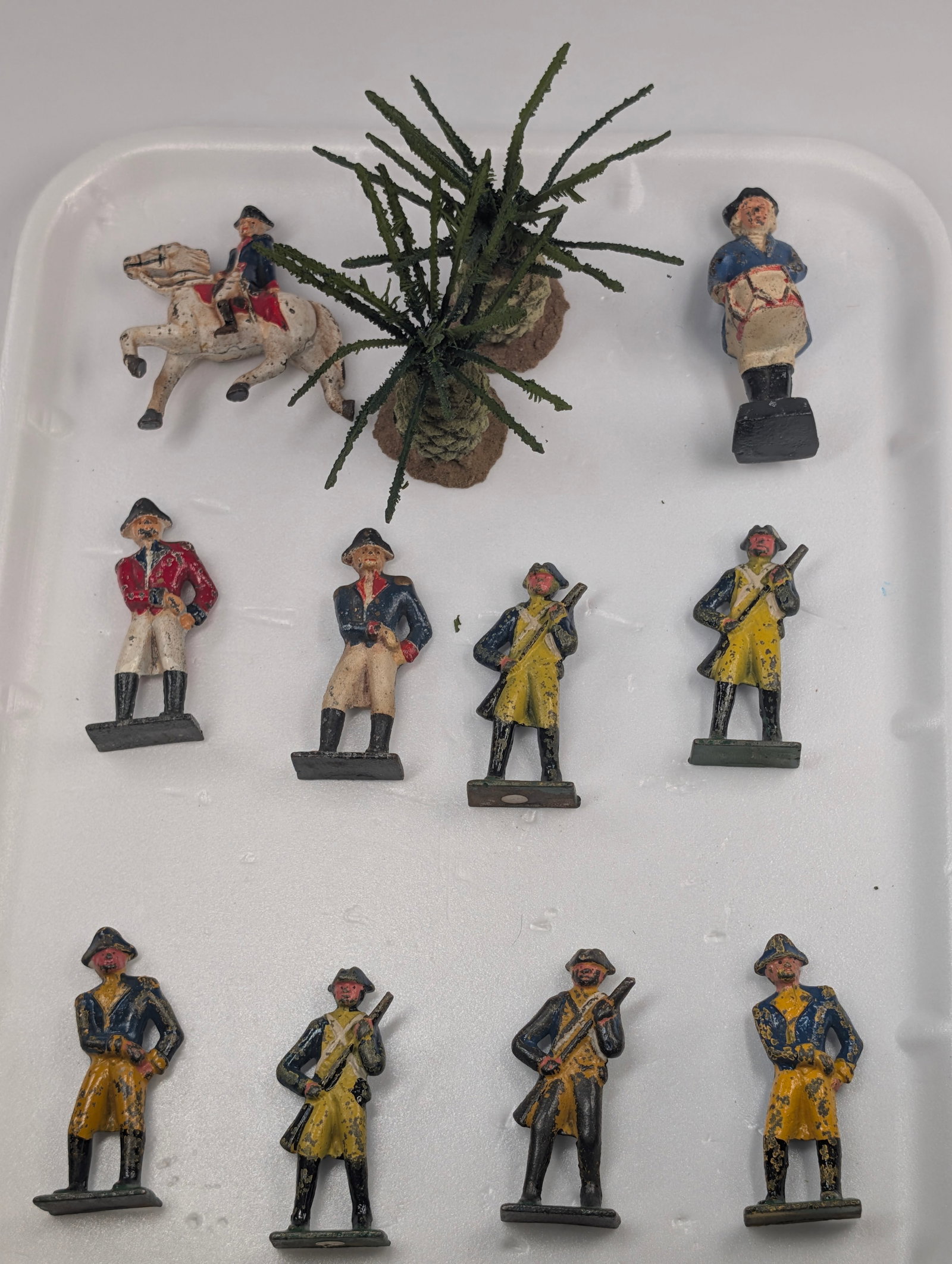 VARIOUS BRAND COLONIAL LEAD SOLDIERS: ALL REMAIN IN FAIR TO GOOD CONDITION, SHOWING TYPICAL PAINT WEAR.