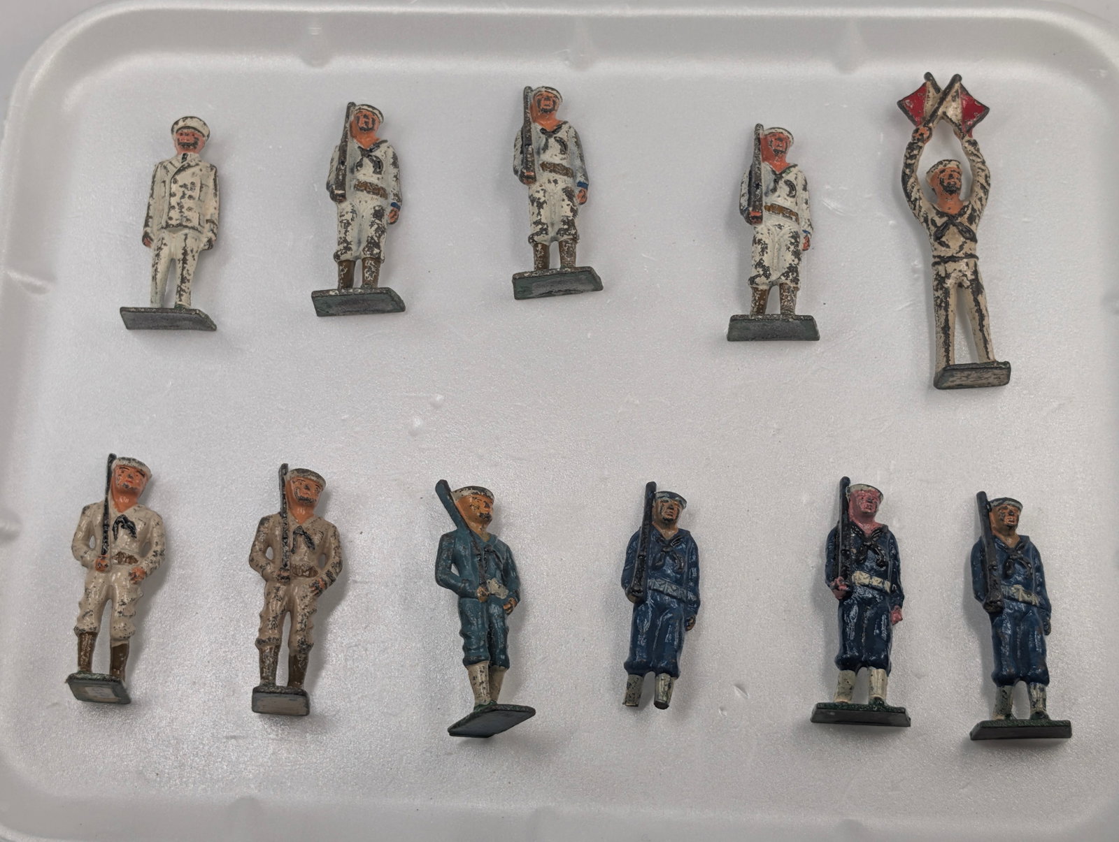VARIOUS LEAD SAILOR SOLDIERS WHITE & BLUE: ALL REMAIN IN FAIR TO GOOD CONDITION, SHOWING SOME TYPICAL PAINT WEAR. ONE SOLDIER WITH BROKEN BASE.