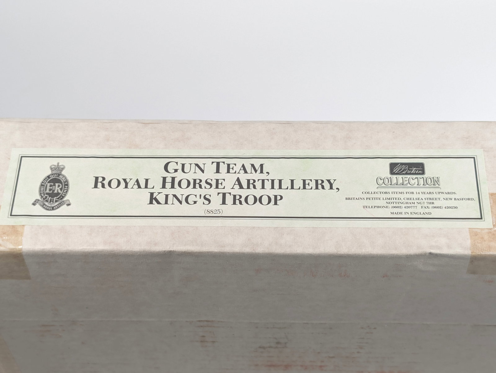 BRITAIN 8825 GUN TEAM, ROYAL HORSE ARTILLERY, KING'S TROOP: SET REMAINS NEW IN SEALED BOX.