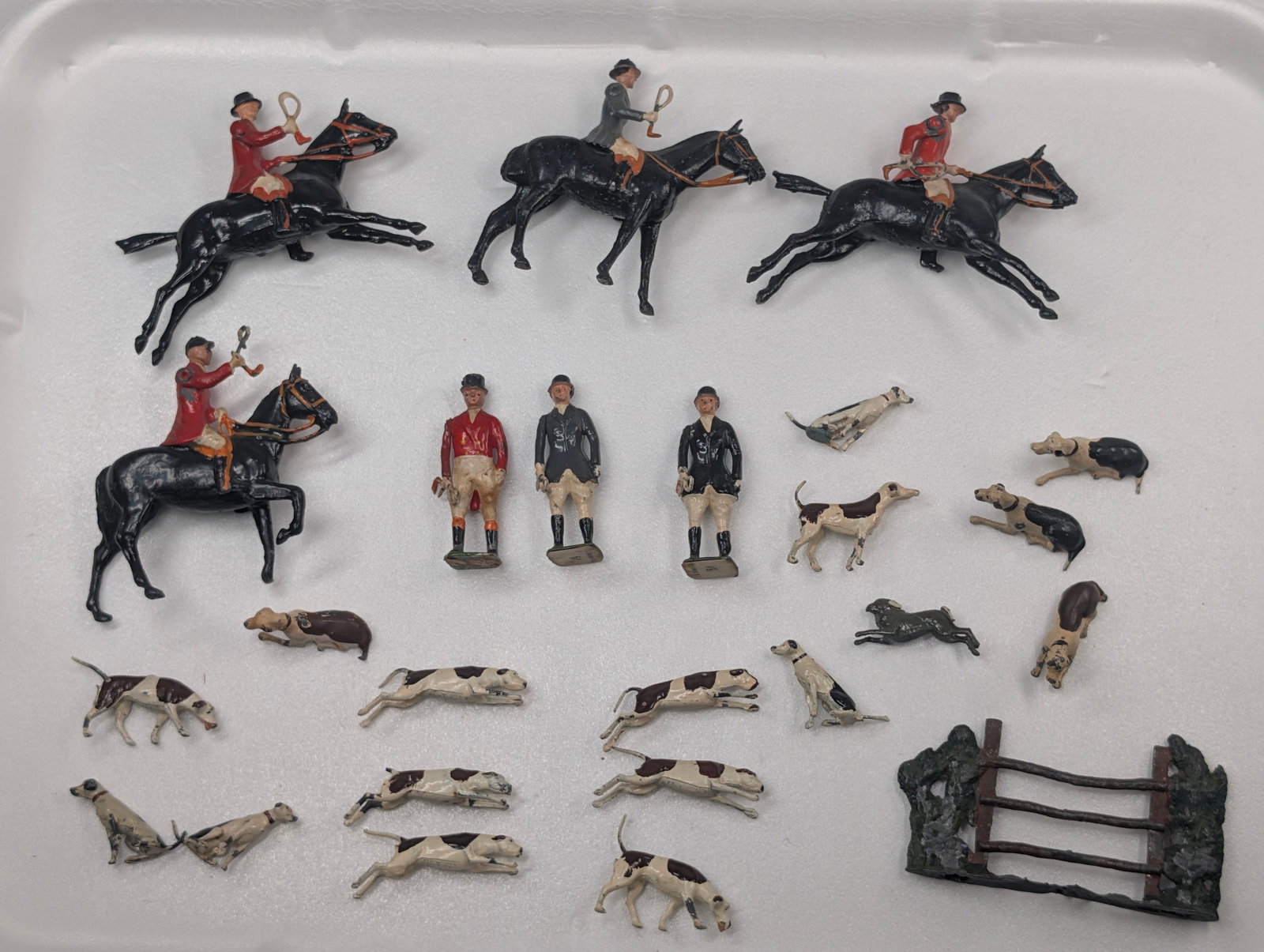VINTAGE BRITAIN FOX HUNTING SET: SET REMAINS IN FAIR TO GOOD CONDITION, SHOWING SOME TYPICAL PAINT WEAR.