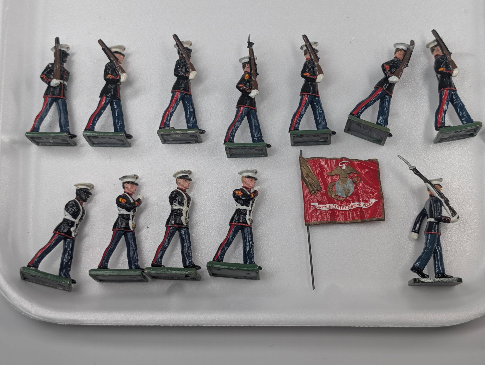 SET OF 12 HAND PAINTED MARINE CORPS COLOUR SET: SET REMAINS IN GOOD CONDITION, SHOWING SOME TYPICAL WEAR. 2 SOLDIERS MISSING BOTH ARMS.