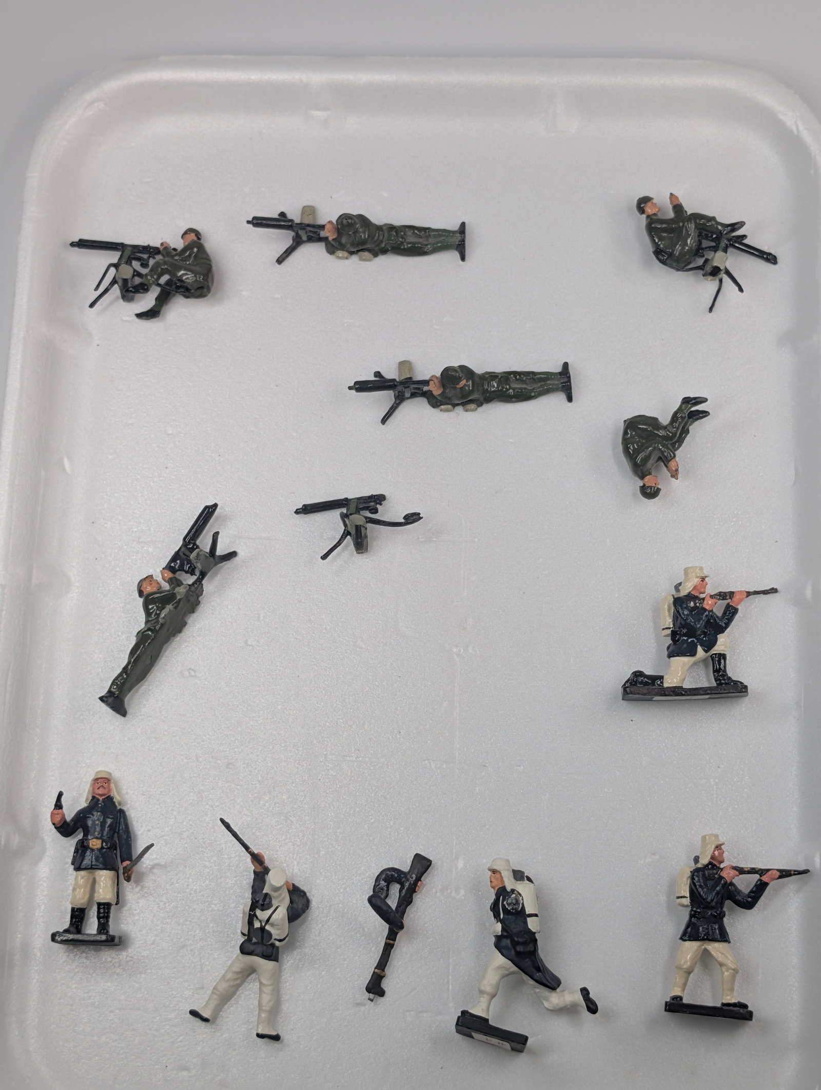 VARIOUS BRAND LEAD SOLDIERS: ALL REMAIN IN FAIR TO GOOD CONDITION, SHOWING SOME TYPICAL WEAR. LOOSE ARMS AND MACHINE GUNS.