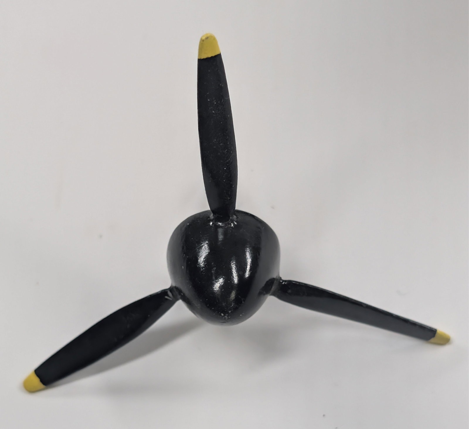 CURTISS P-40 HAWK AIRPLANE DESK MODEL: REMAINS IN GOOD CONDITION, SHOWING SOME TYPICAL WEAR.