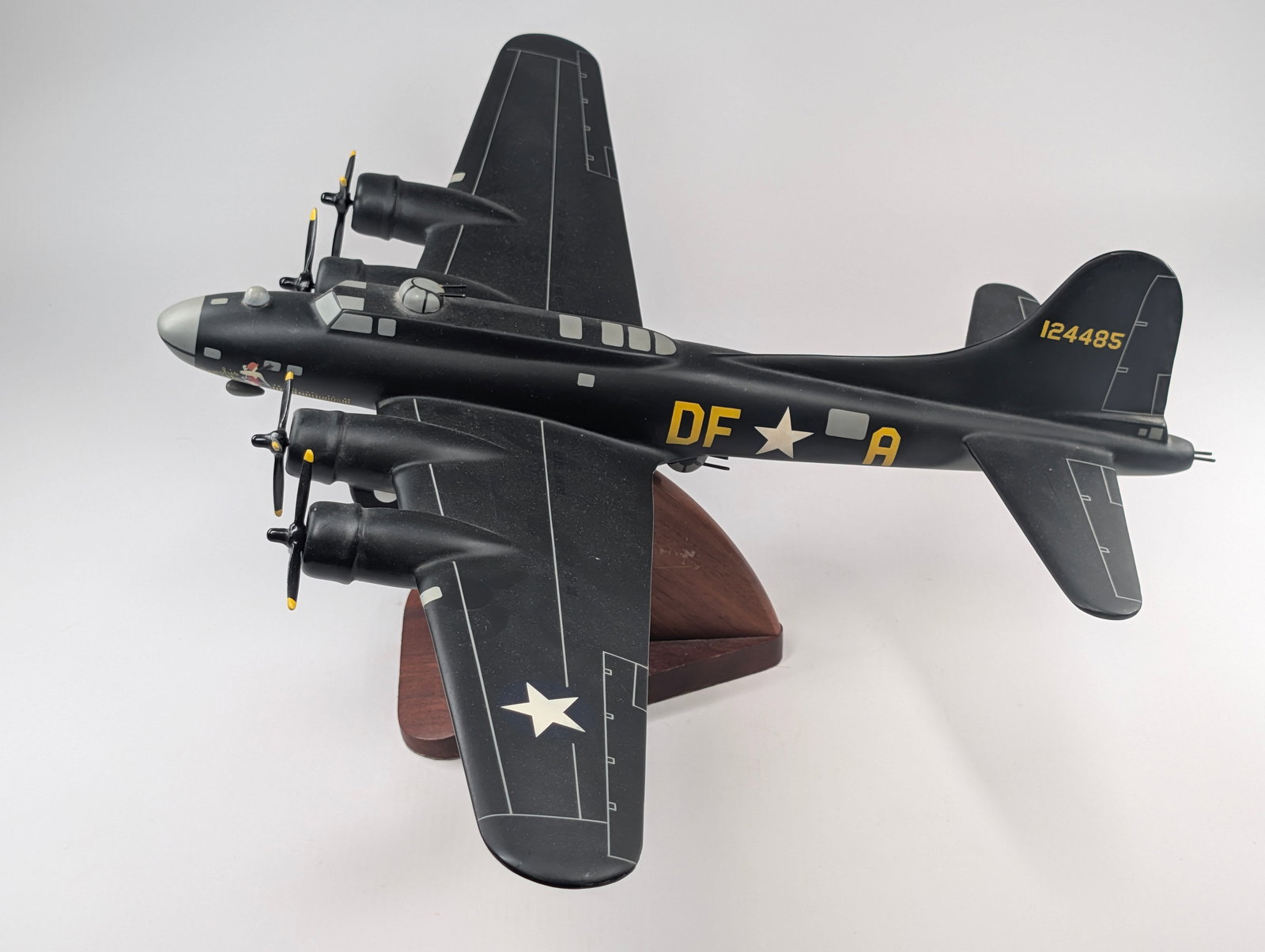 BOEING B 17 FLYING FORTRESS DESK MODEL AIRPLANE (1 of 4)