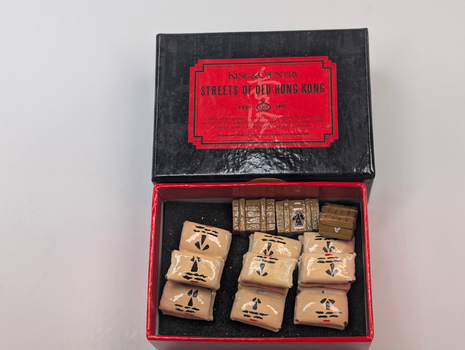 KING & COUNTRY STREETS OF OLD HONG KONG SET: SET REMAINS IN GOOD CLEAN CONDITION WITH BOX.