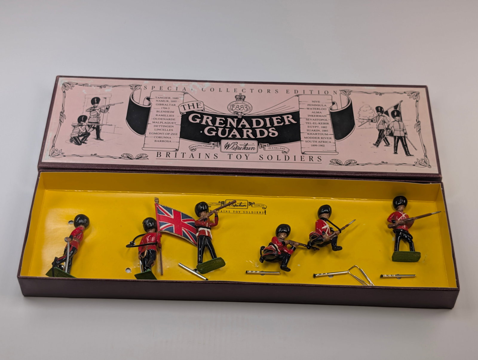 BRITAIN THE GRENADIER GUARDS SET W/ BOX: SET REMAINS IN VERY GOOD CONDITION WITH BOX.