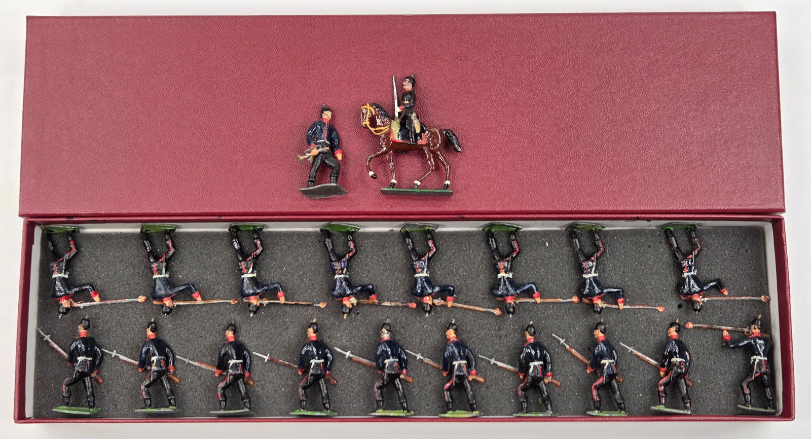 UNMARKED SET OF 20 VINTAGE LEAD SOLDIERS (1 of 6)