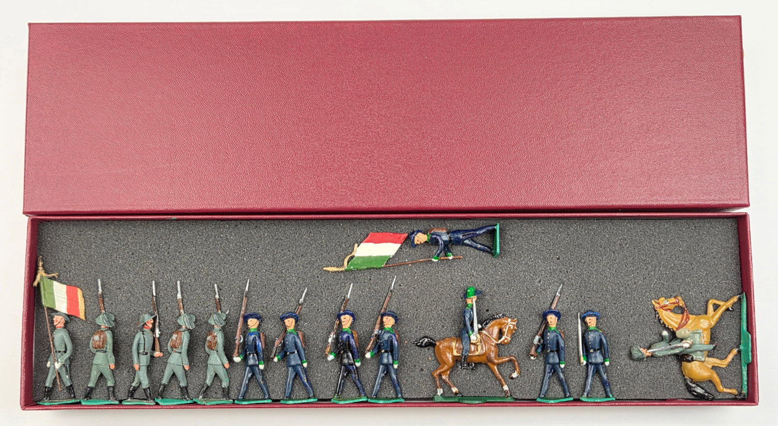 SET OF 14 HAND PAINTED UNMARKED LEAD SOLDIERS: ALL REMAIN IN GOOD CONDITION, SHOWING SOME LIGHT WEAR.
