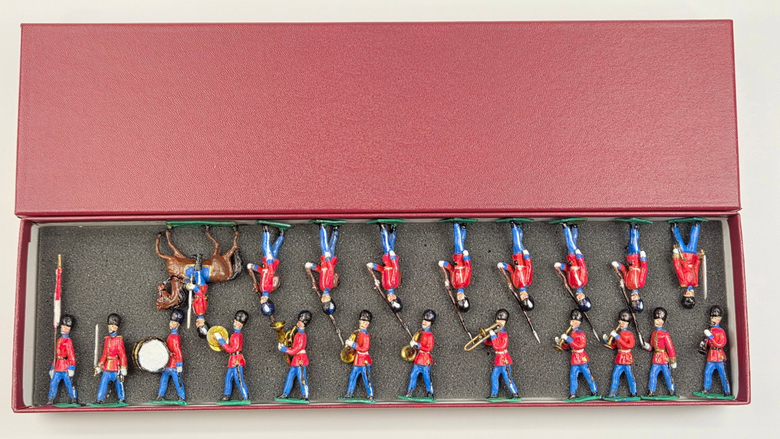SET OF 21 HAND PAINTED UNMARKED SOLDIER BAND: ALL REMAIN IN GOOD CONDITION, SHOWING SOME LIGHT WEAR.