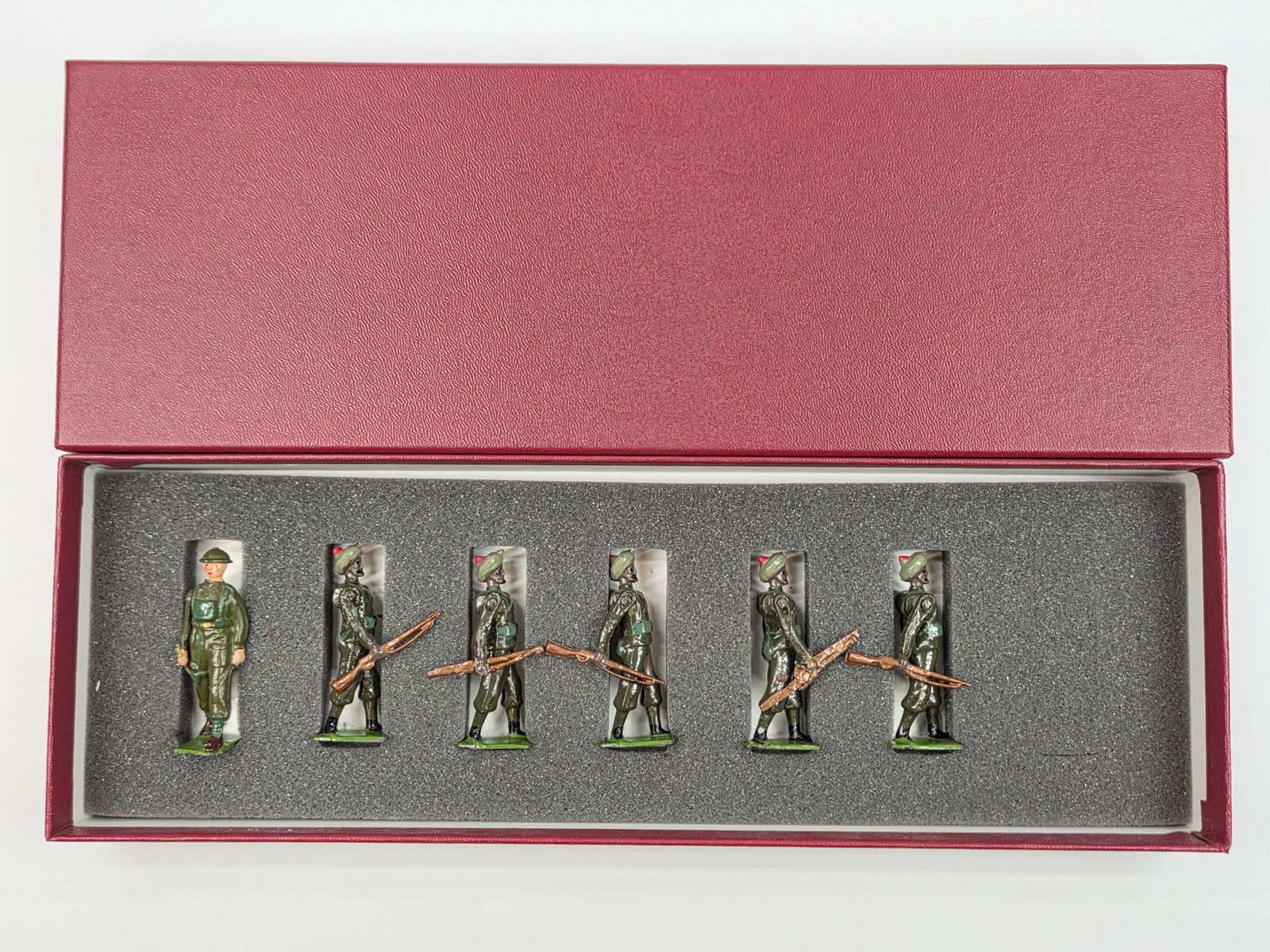 SET OF 6 VINTAGE BRITAINS LEAD SOLDIERS: ALL REMAIN IN GOOD CONDITION, SHOWING PAINTED BASES.