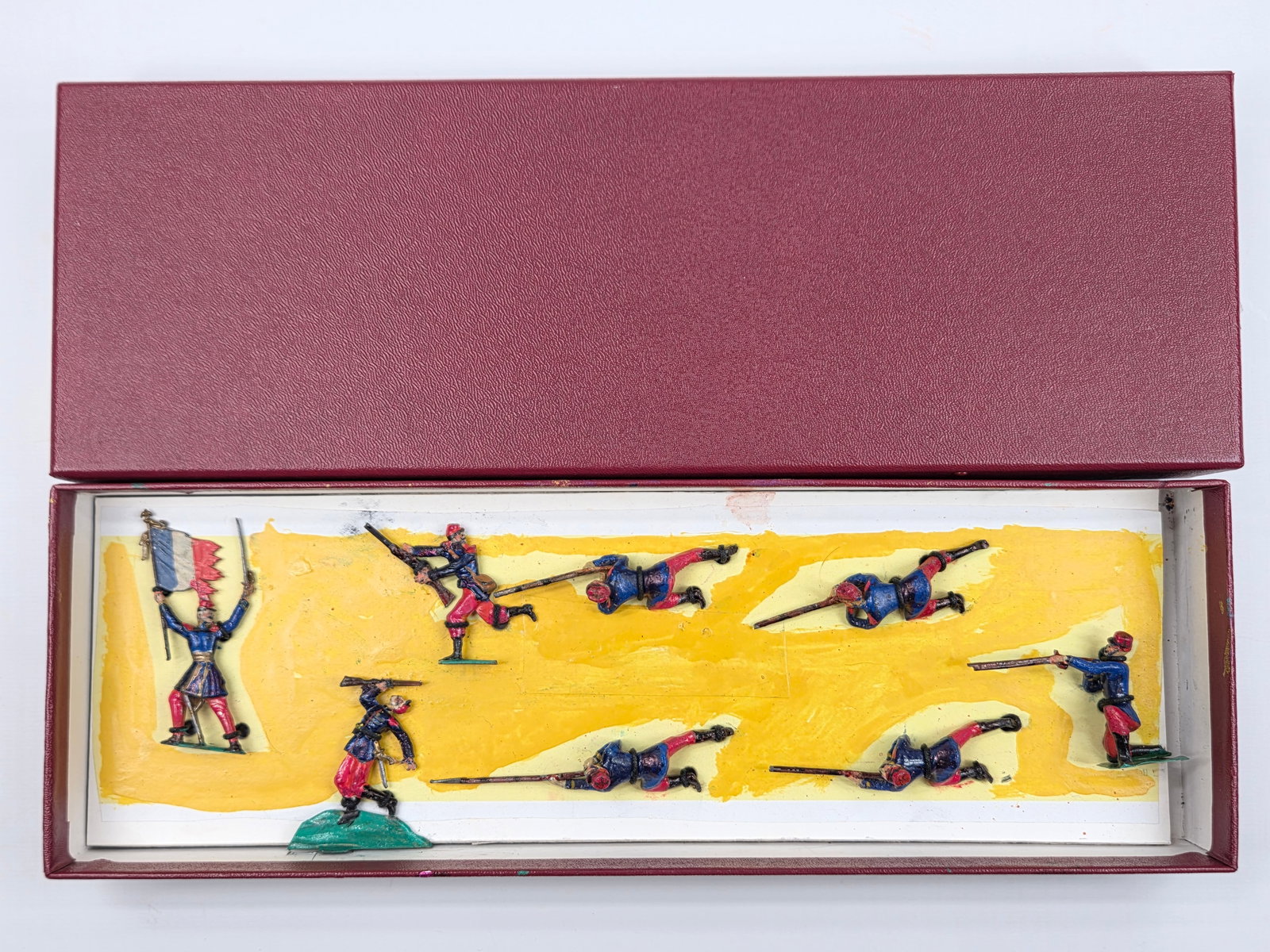 UNMARKED SET OF 8 HAND PAINTED LEAD SOLDIERS: ALL REMAIN IN FAIR CONDITION, SHOWING WEAR.