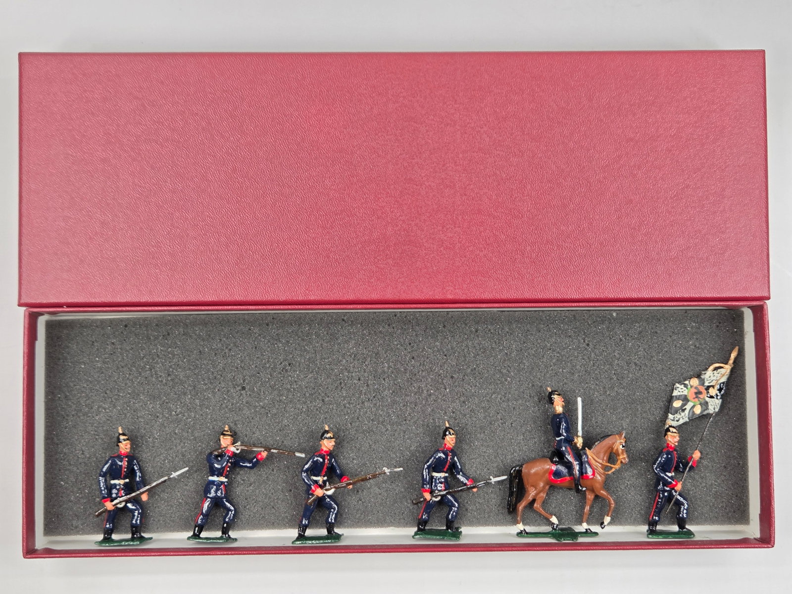 UNMARKED SET OF 6 HAND PAINTED LEAD SOLDIERS: ALL REMAIN IN GOOD CONDITION, SHOWING SOME PAINT WEAR.