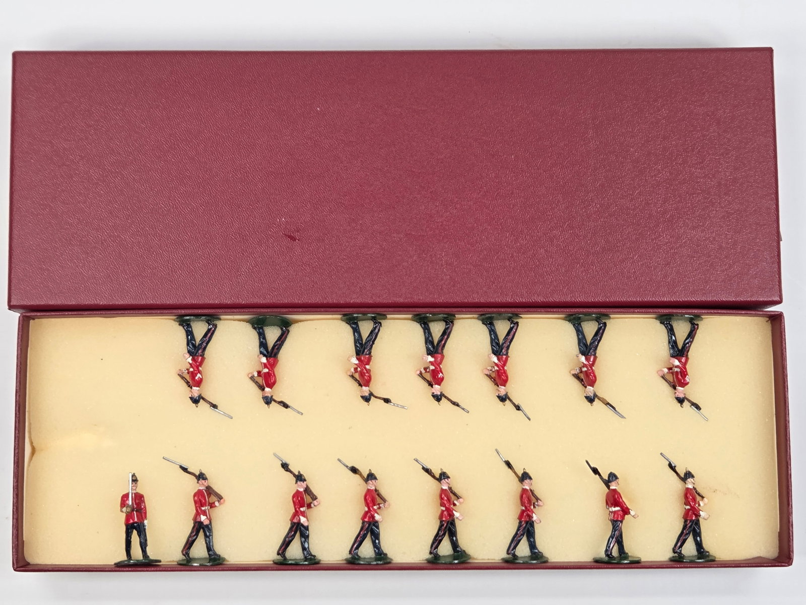 SET OF 15 YORK LANCASTER REGT. LEAD SOLDIERS: ALL REMAIN IN GOOD CONDITION, SHOWING SOME TYPICAL WEAR.