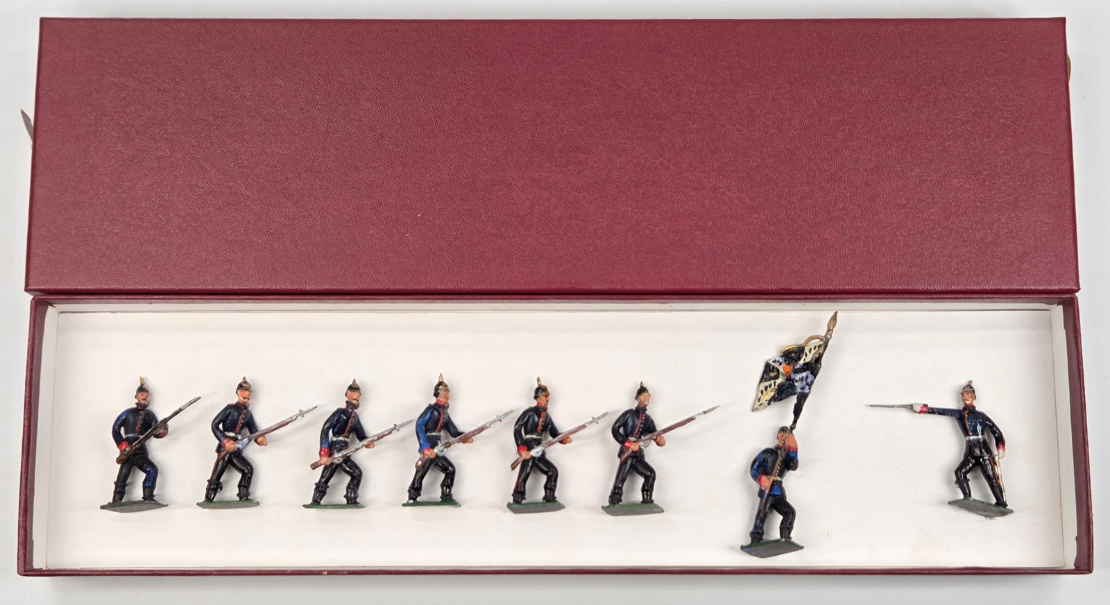 SET OF 8 UNMARKED HAND PAINTED LEAD SOLDIERS: ALL REMAIN IN FAIR TO GOOD CONDITION, SHOWING PAINT WEAR.