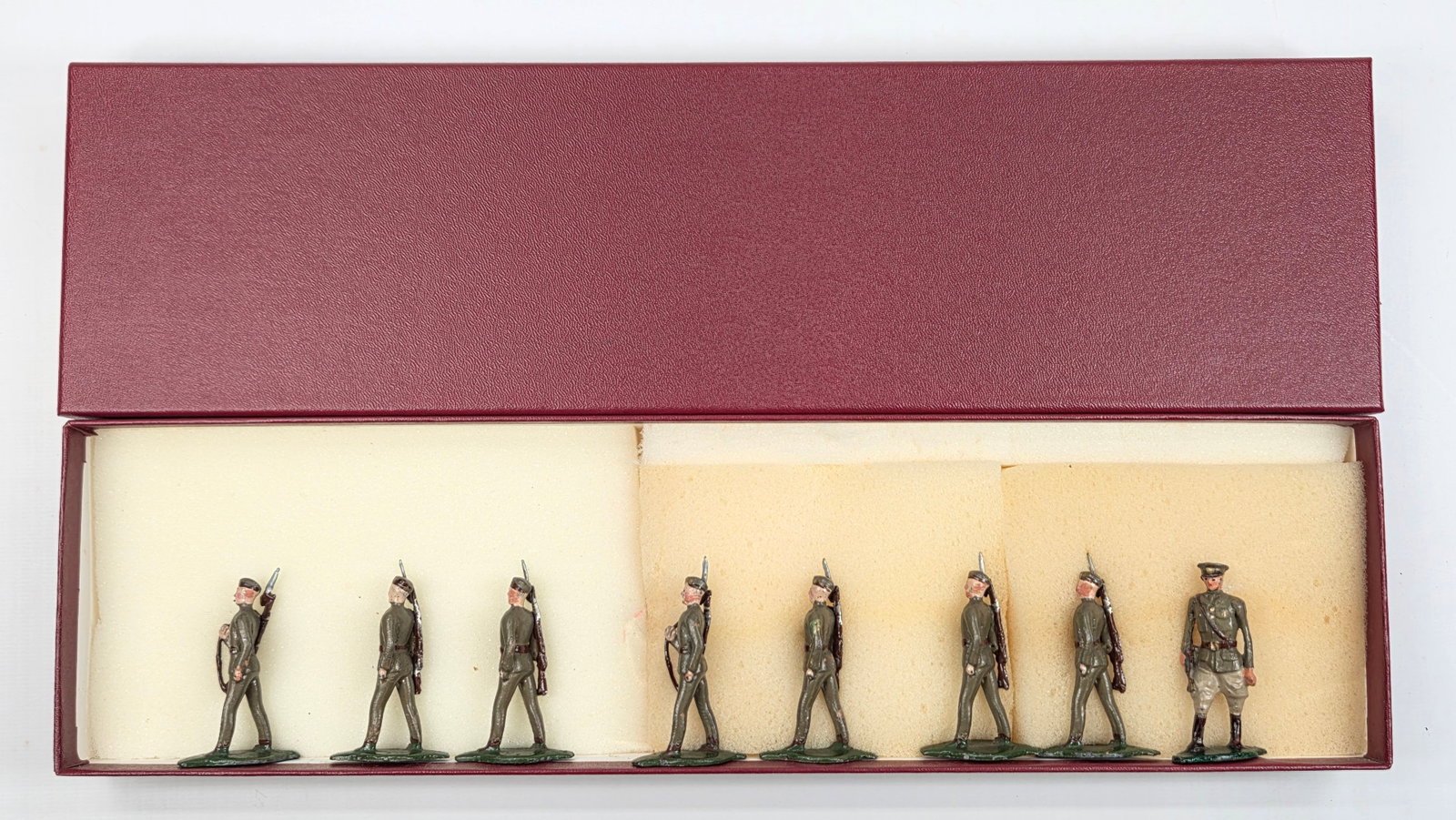 SET OF 8 UNMARKED HAND PAINTED LEAD SOLDIERS: ALL REMAIN IN GOOD CONDITION, SHOWING SOME PAINT WEAR.