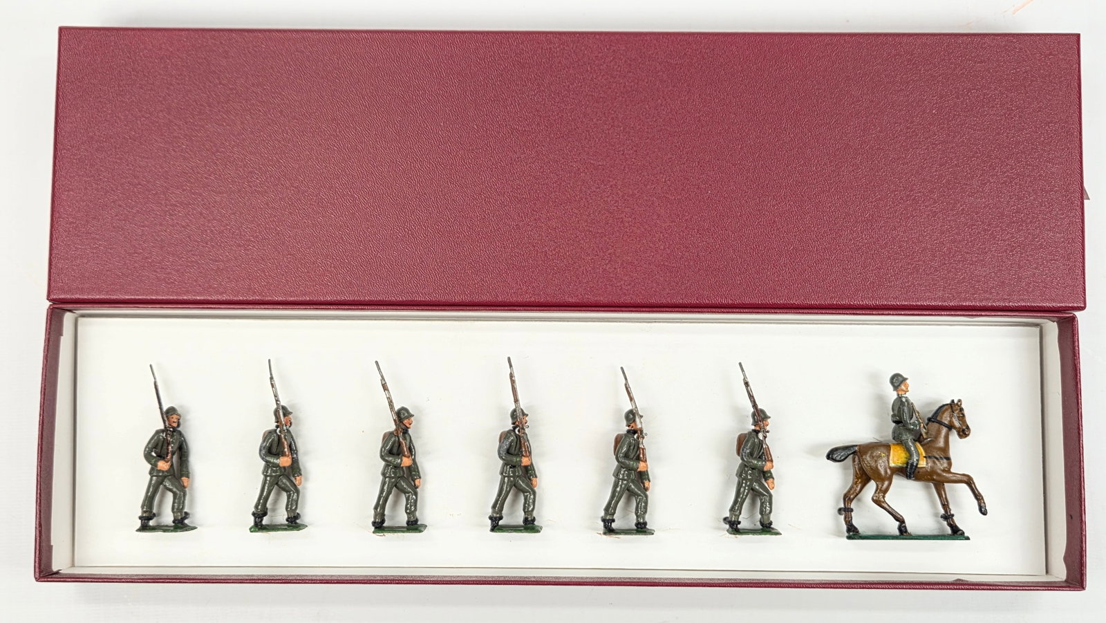 SET OF 7 UNMARKED LEAD SOLDIERS: ALL REMAIN IN GOOD CONDITION, SHOWING SOME TYPICAL WEAR. FEW BENDS IN RIFLES.