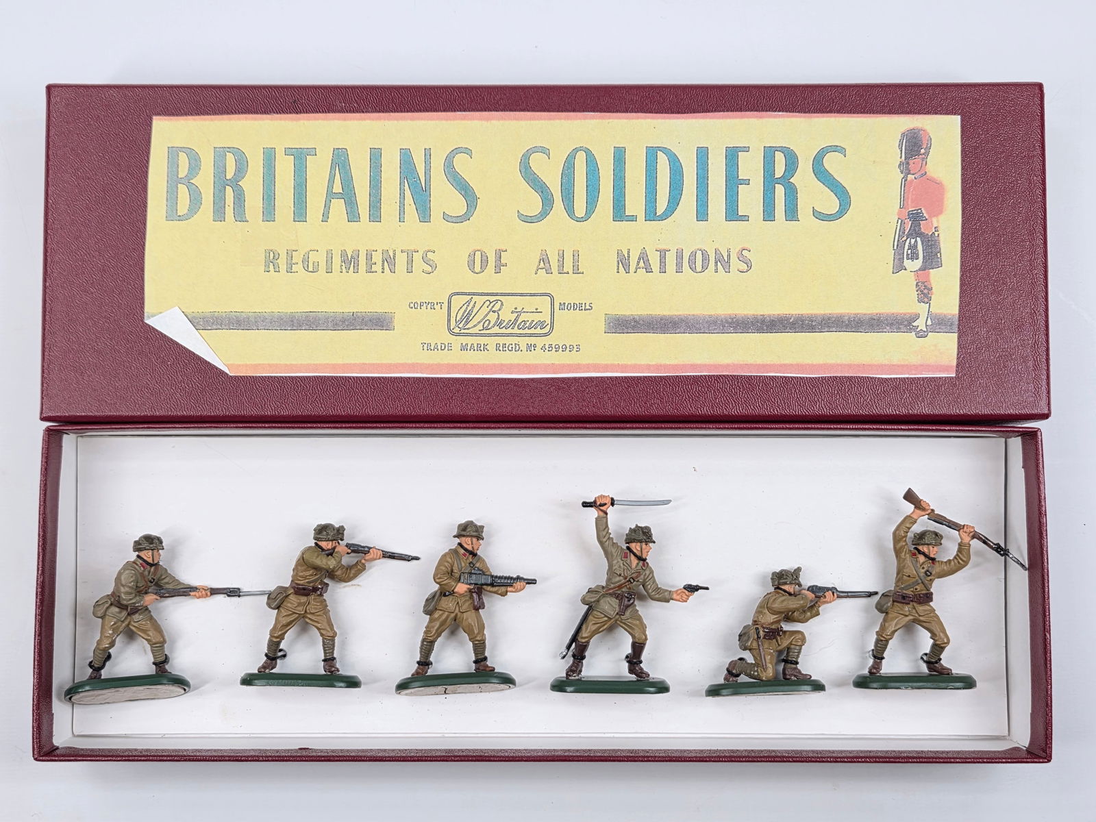 SET OF 6 BRITAIN SOLDIERS: ALL REMAIN IN GOOD CONDITION. CUSTOM MADE BOX