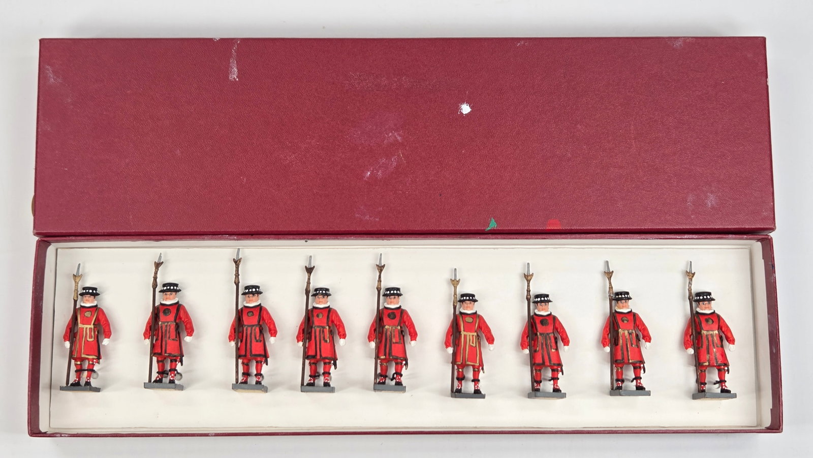 9) ALYMER HAND PAINTED BEEFEATERS QUEEN'S GUARD: ALL REMAIN IN GOOD CONDITION, SHOWING SOME TYPICAL WEAR.