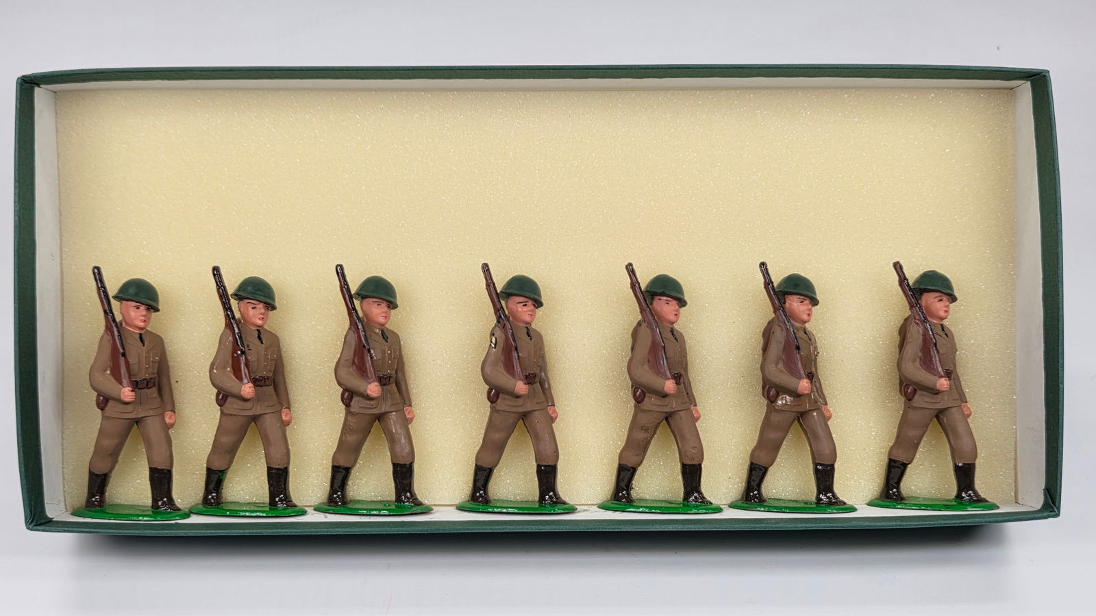 SET OF 7 BARCLAY / MANOIL LEAD SOLDIERS (1 of 5)