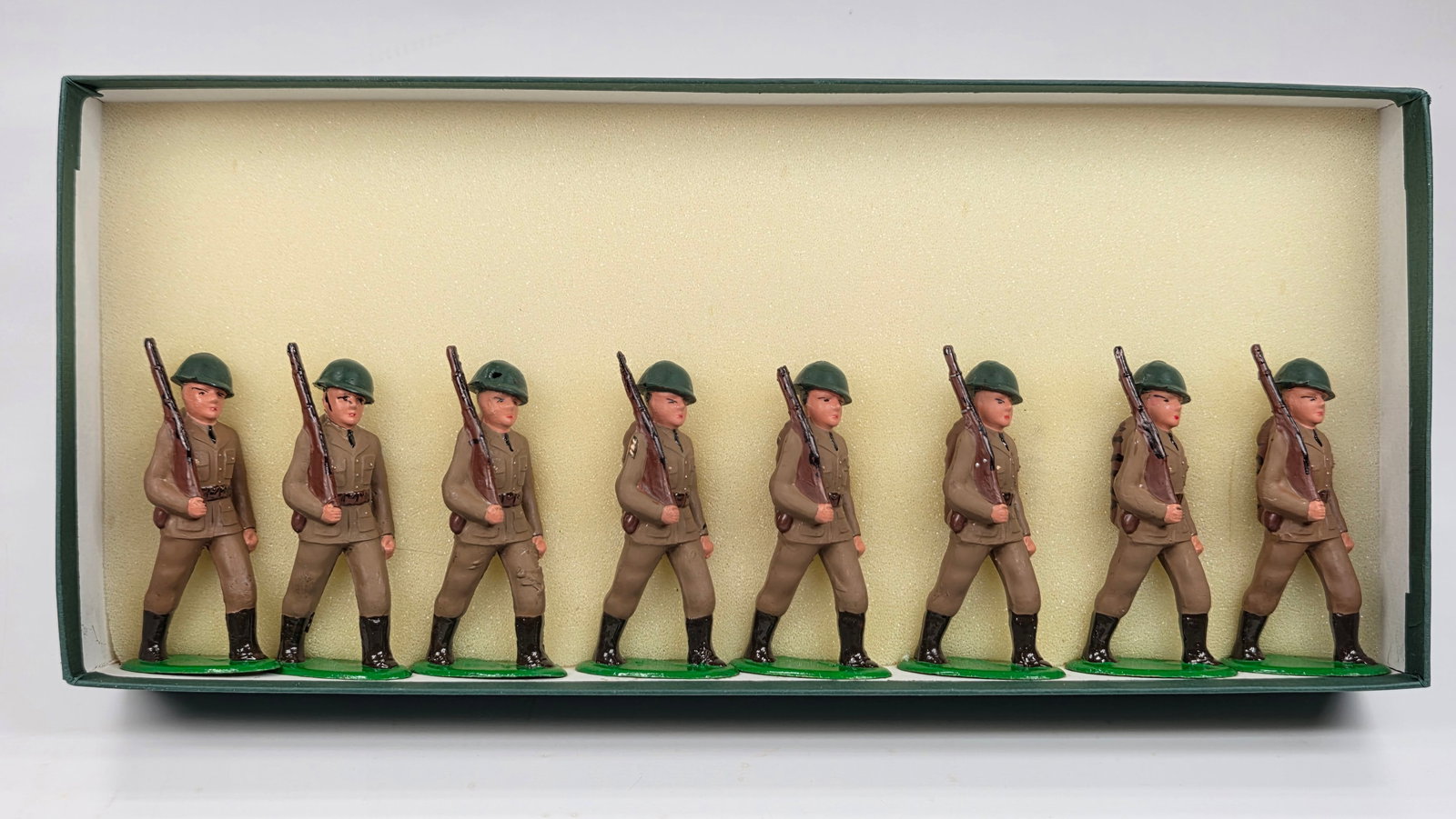 SET OF 8 BARCLAY / MANOIL LEAD SOLDIERS (1 of 5)