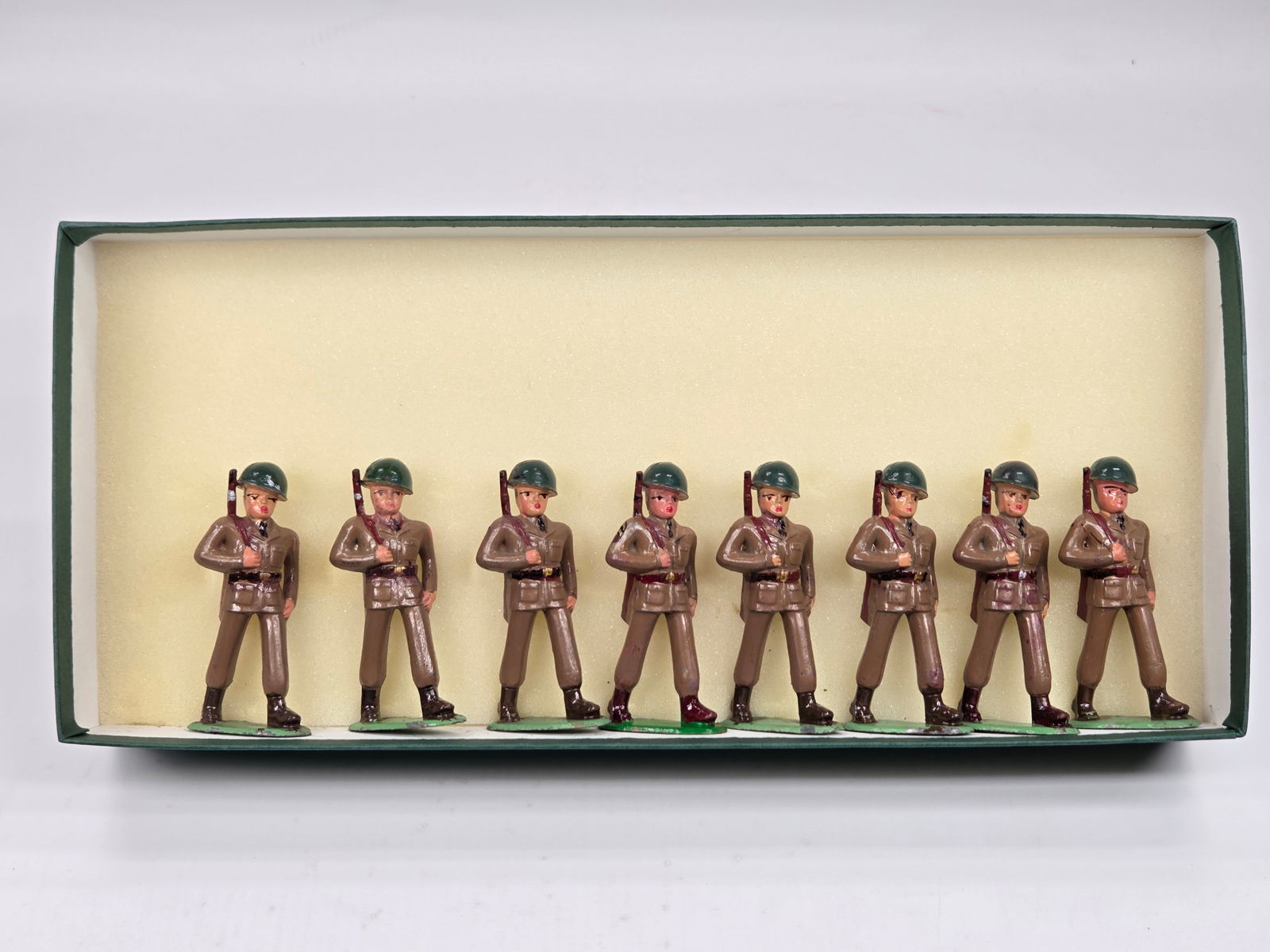 SET OF 8 BARCLAY / MANOIL LEAD SOLDIERS (1 of 6)