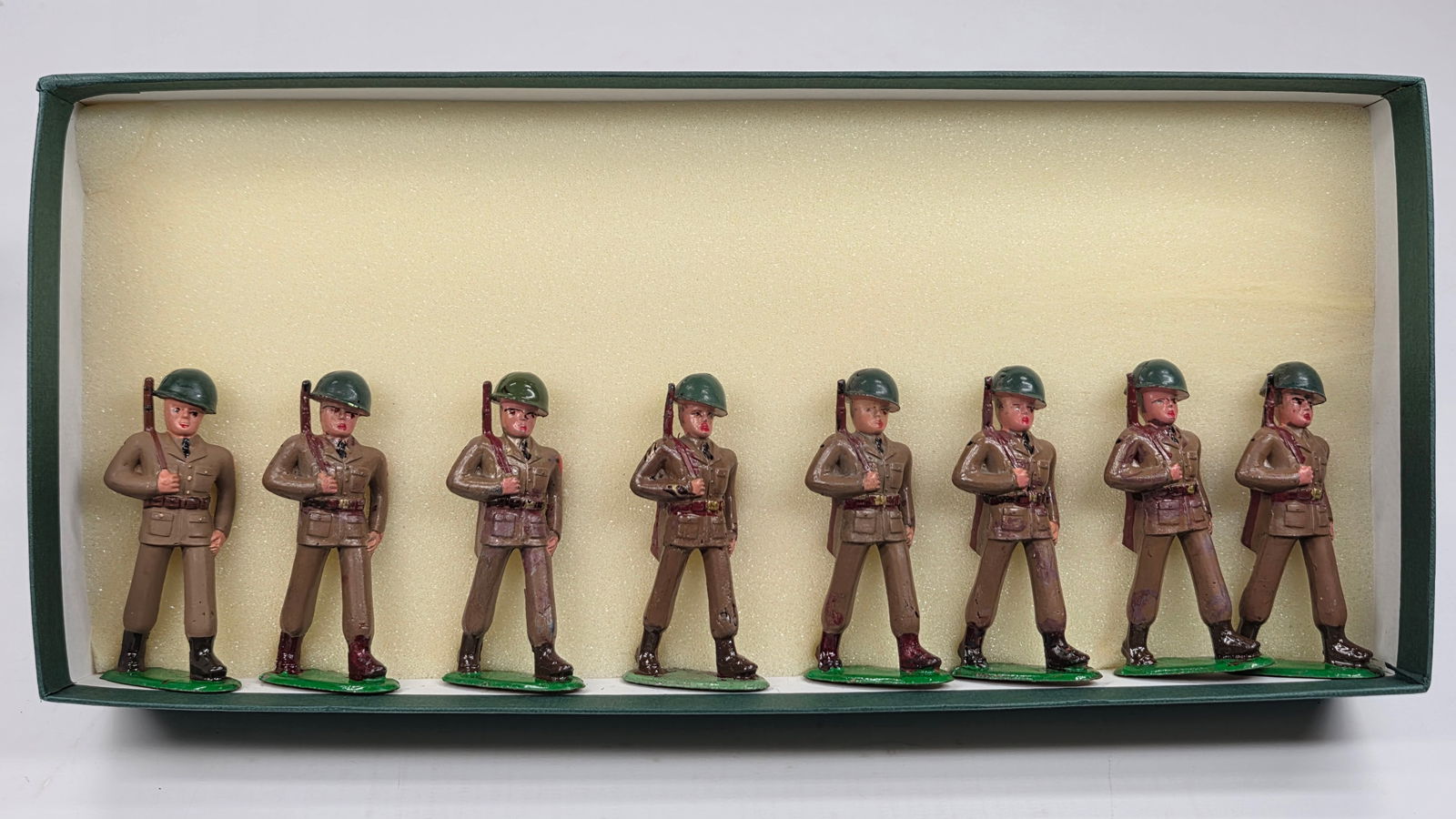 SET OF 8 BARCLAY / MANOIL LEAD SOLDIERS (1 of 6)