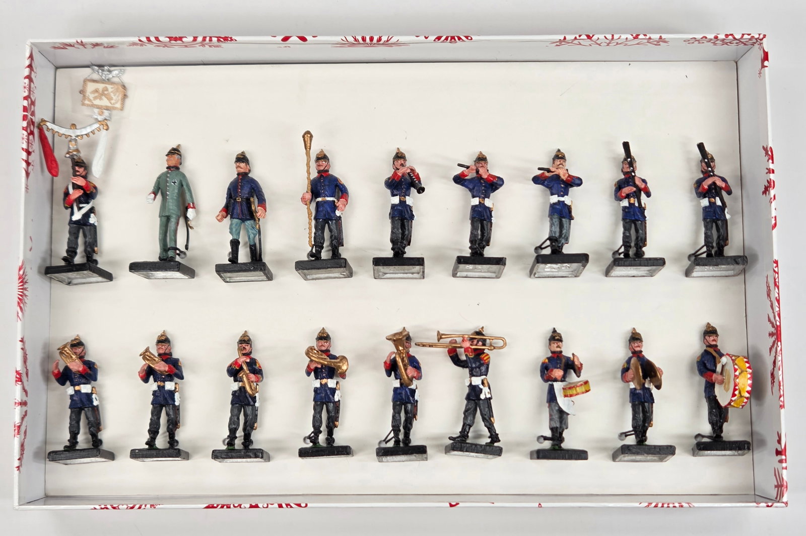 SET OF 18 ALYMER LEAD SOLDIER MILITARY BAND: ALL REMAIN IN GOOD CONDITION, SHOWING SOME LIGHT TYPICAL WEAR.