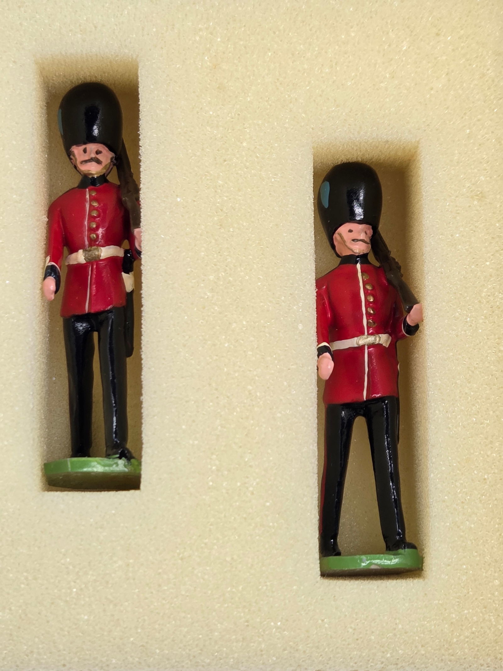 DUCAL MODELS IRISH GUARDS SET A77 - 4
