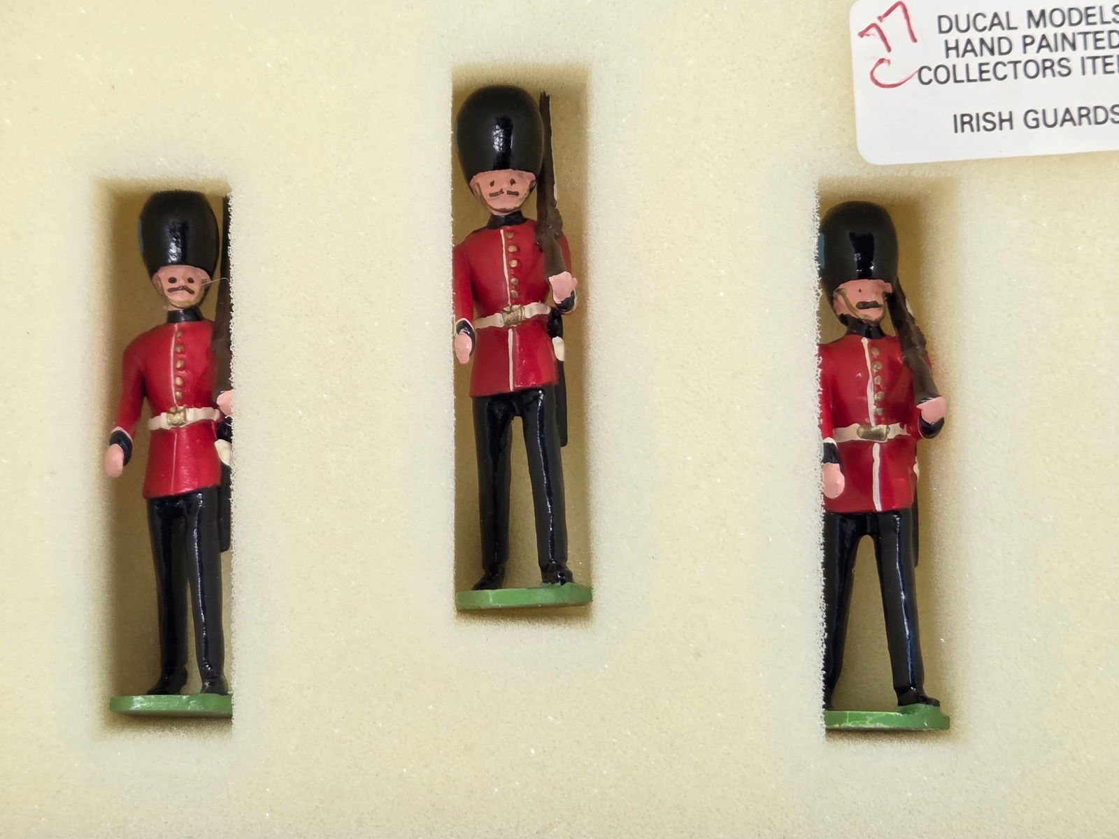 DUCAL MODELS IRISH GUARDS SET C77 - 2