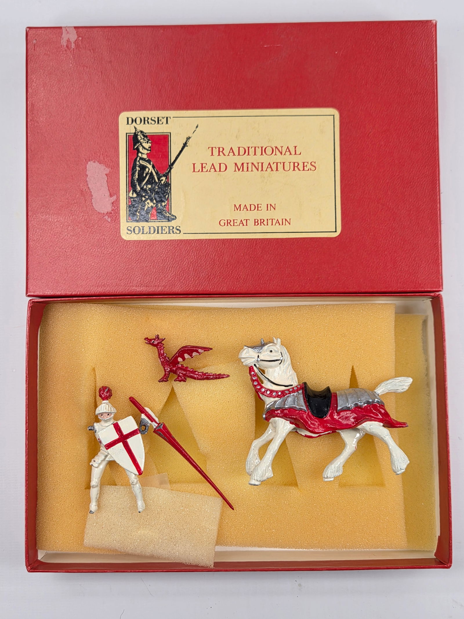 DORSET SOLDIERS WHITE & RED KNIGHT JOUST W/ DRAGON: SET REMAINS IN GOOD CONDITION. SOLDIERS ARM IS LOOSE.