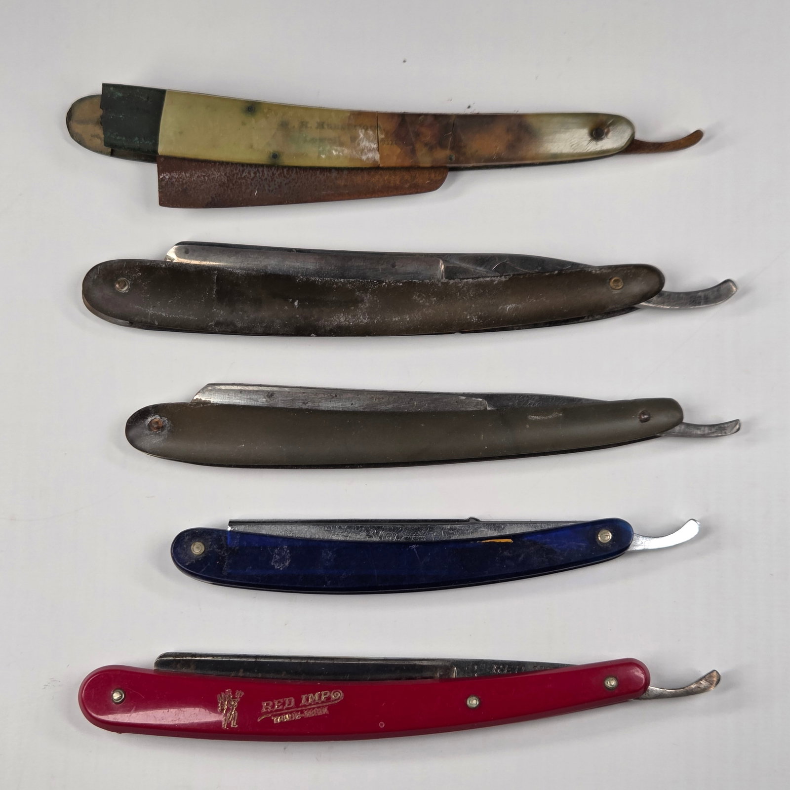 5) ANTIQUE BARBER SHOP STRAIGHT RAZORS: ALL REMAIN IN POOR TO FAIR CONDITION, SHOWING WEAR THROUGHOUT. ONE BROKEN WITH RUSTY BLADE.