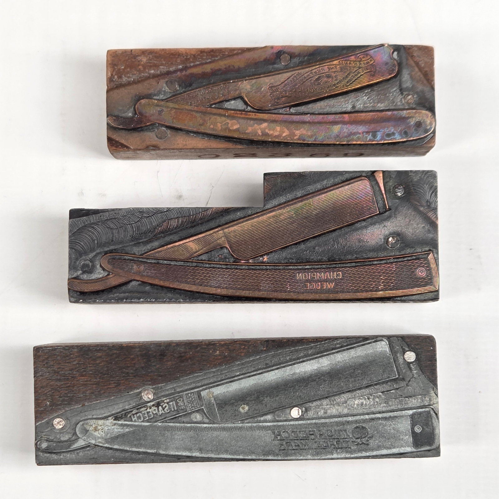 3) ANTIQUE STRAIGHT RAZOR PRINT BLOCKS: ALL REMAIN IN GOOD CONDITION, SHOWING SOME TYPICAL WEAR.