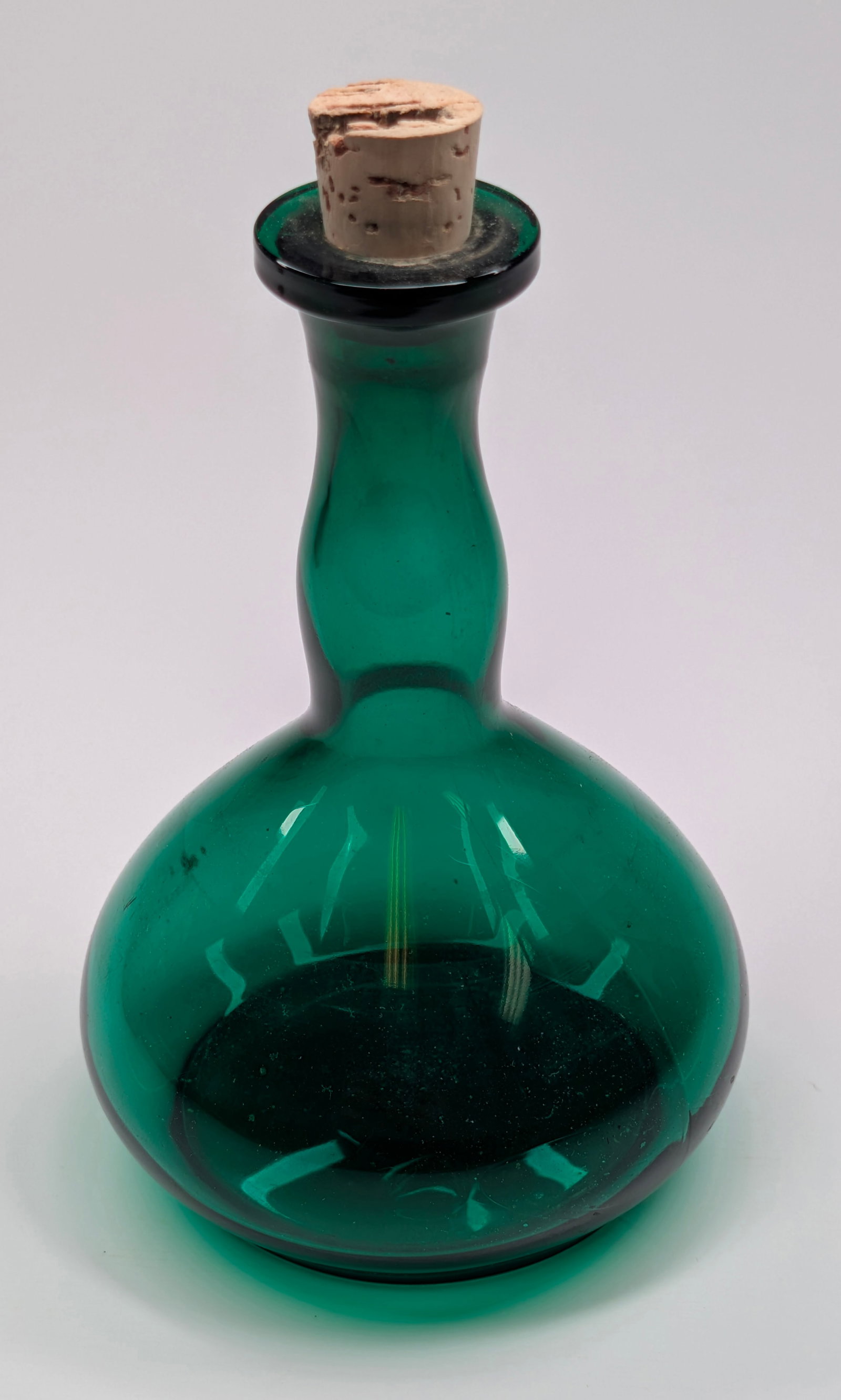 GREEN GLASS DECANTER BOTTLE WITH CORK (1 of 3)