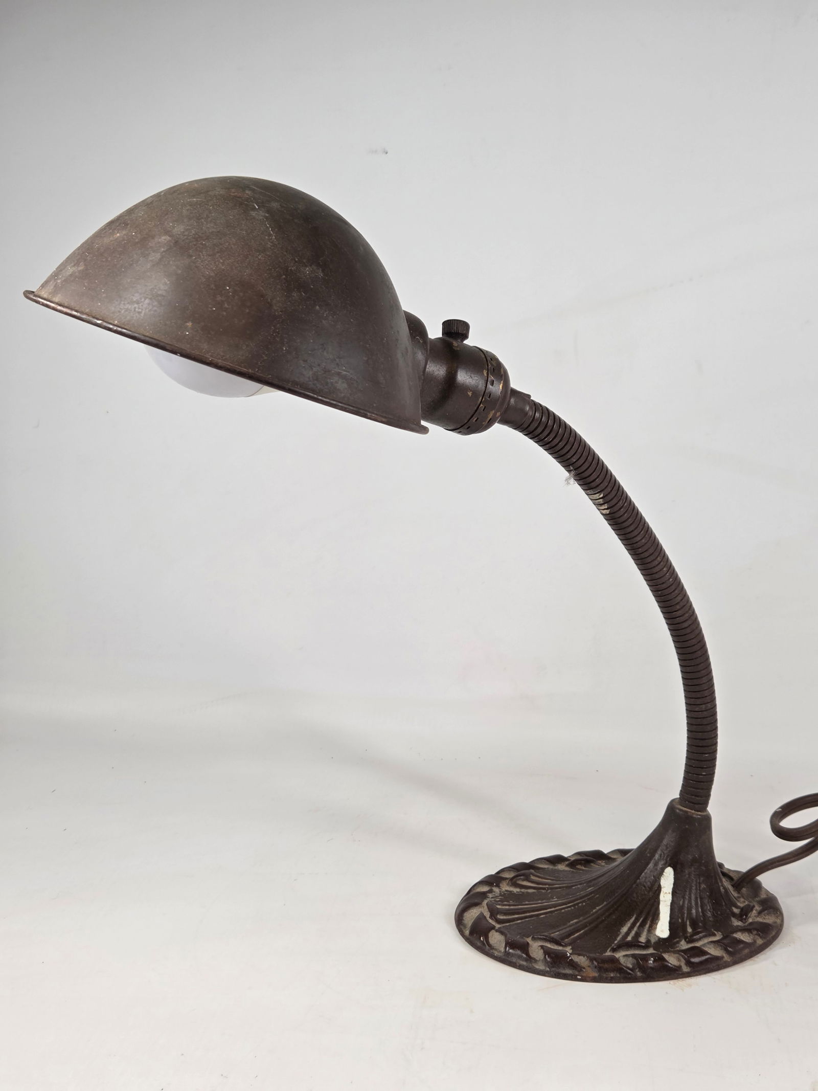 ANTIQUE GOOSENECK ADJUSTABLE TABLE LIGHT (1 of 4)