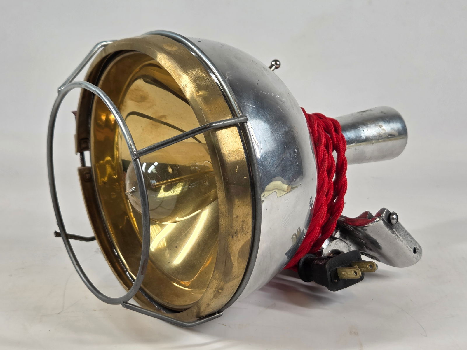 ANTIQUE METAL BRACKET MOUNTED SPOT LIGHT: REMAINS IN GOOD CONDITION, SHOWING SOME TYPICAL WEAR.