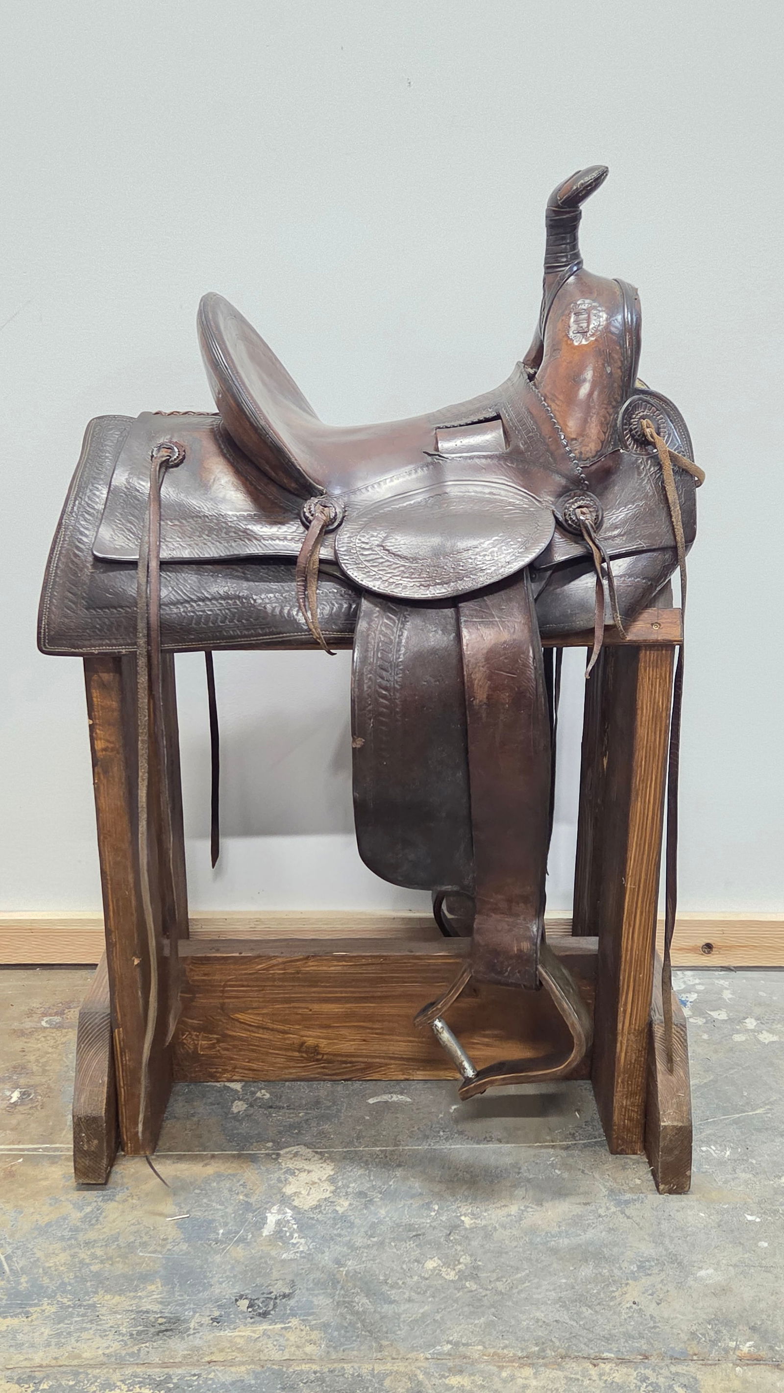 JOHN CLARK LOOP SEAT SADDLE: REMAINS IN GOOD CONDITION, SHOWING SOME TYPICAL WEAR. INCLUDES ALL AS SHOWS. STAND NOT INCLUDED.