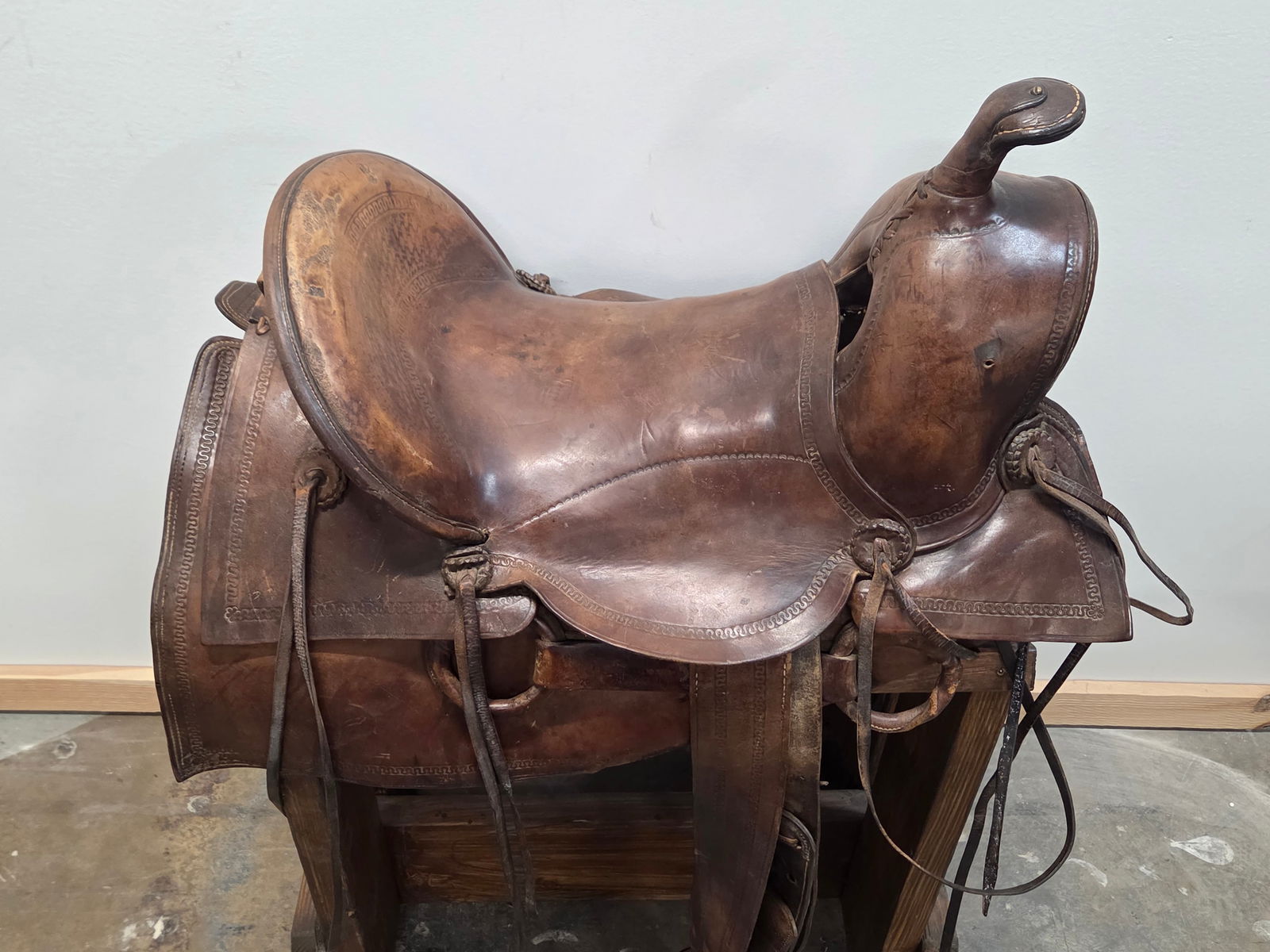 UNMARKED WESTERN LEATHER SADDLE - 2