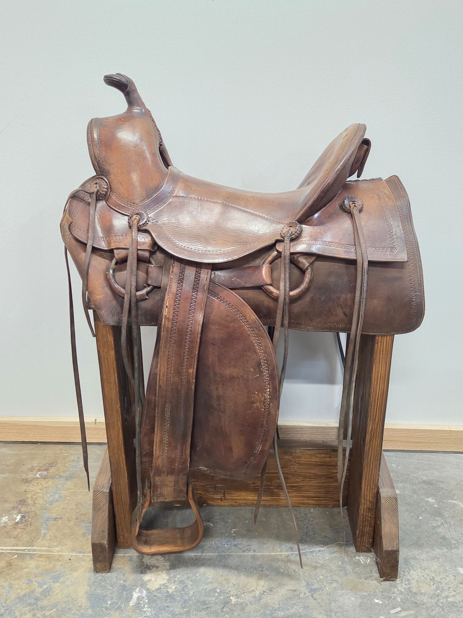 UNMARKED WESTERN LEATHER SADDLE - 4