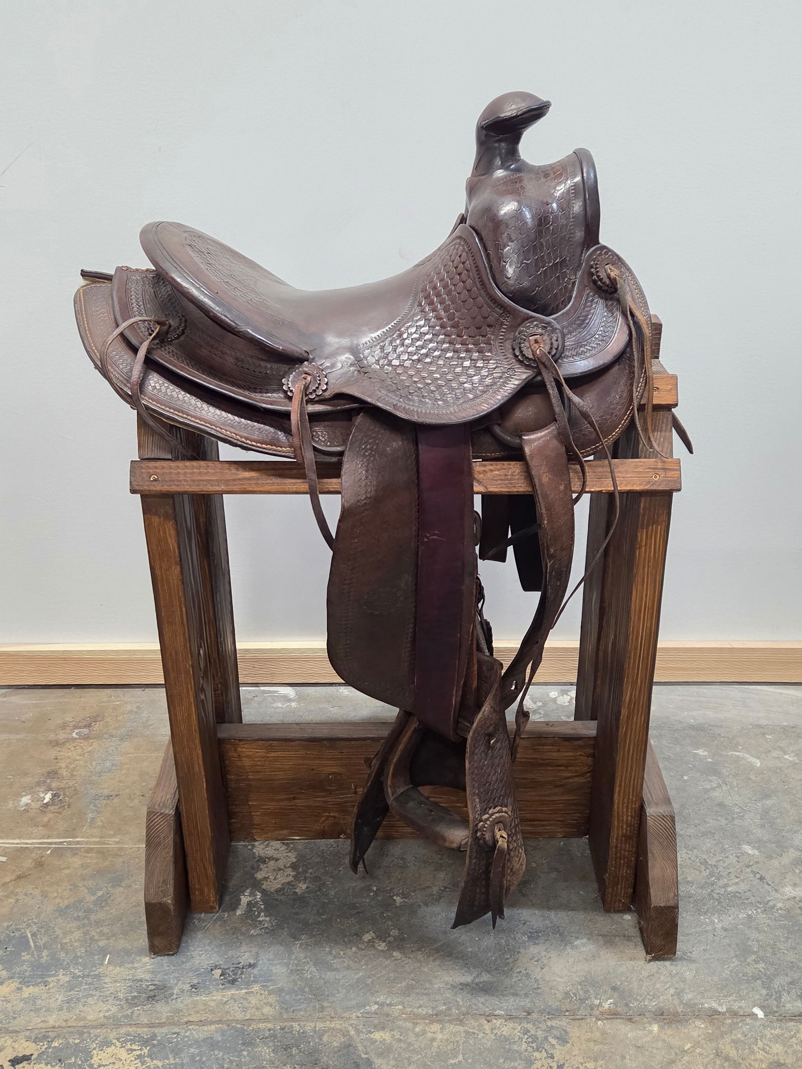 BEN VARGA TEXAS TOOLED LEATHER SADDLE: REMAINS IN GOOD CONDITION, SHOWING SOME TYPICAL WEAR. INCLUDES ALL AS SHOWS. STAND NOT INCLUDED.