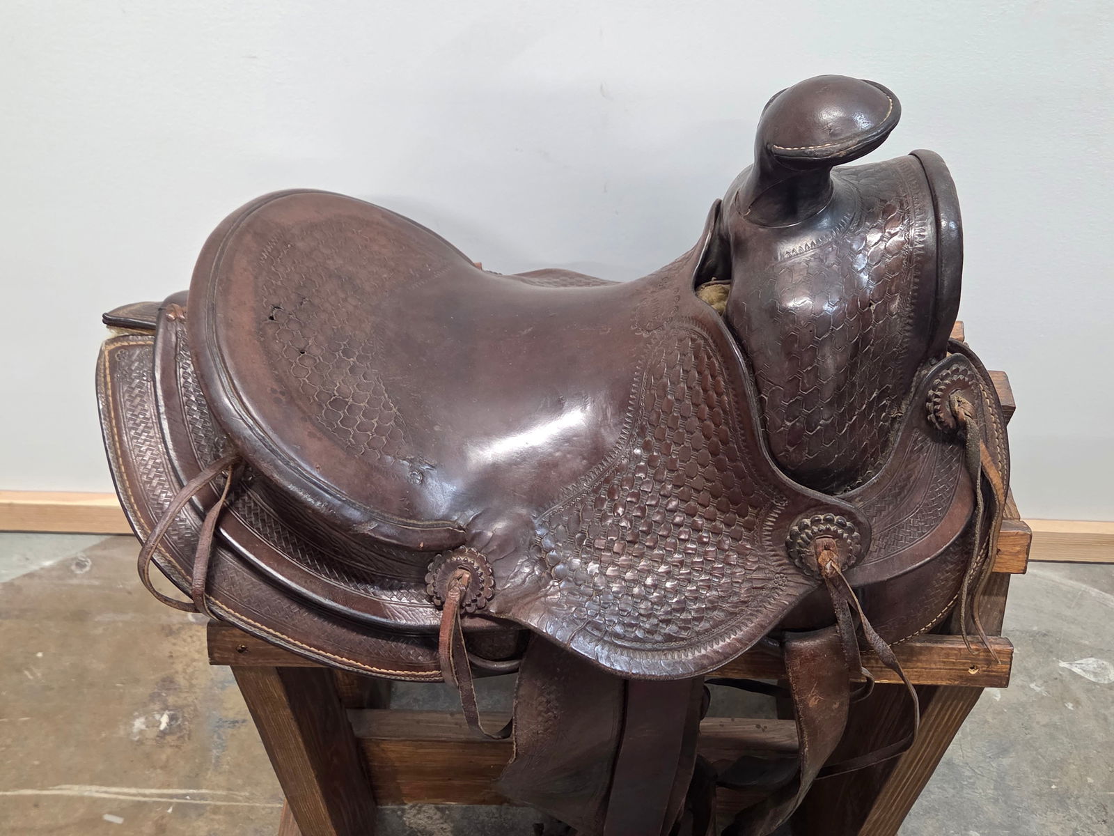 BEN VARGA TEXAS TOOLED LEATHER SADDLE - 2