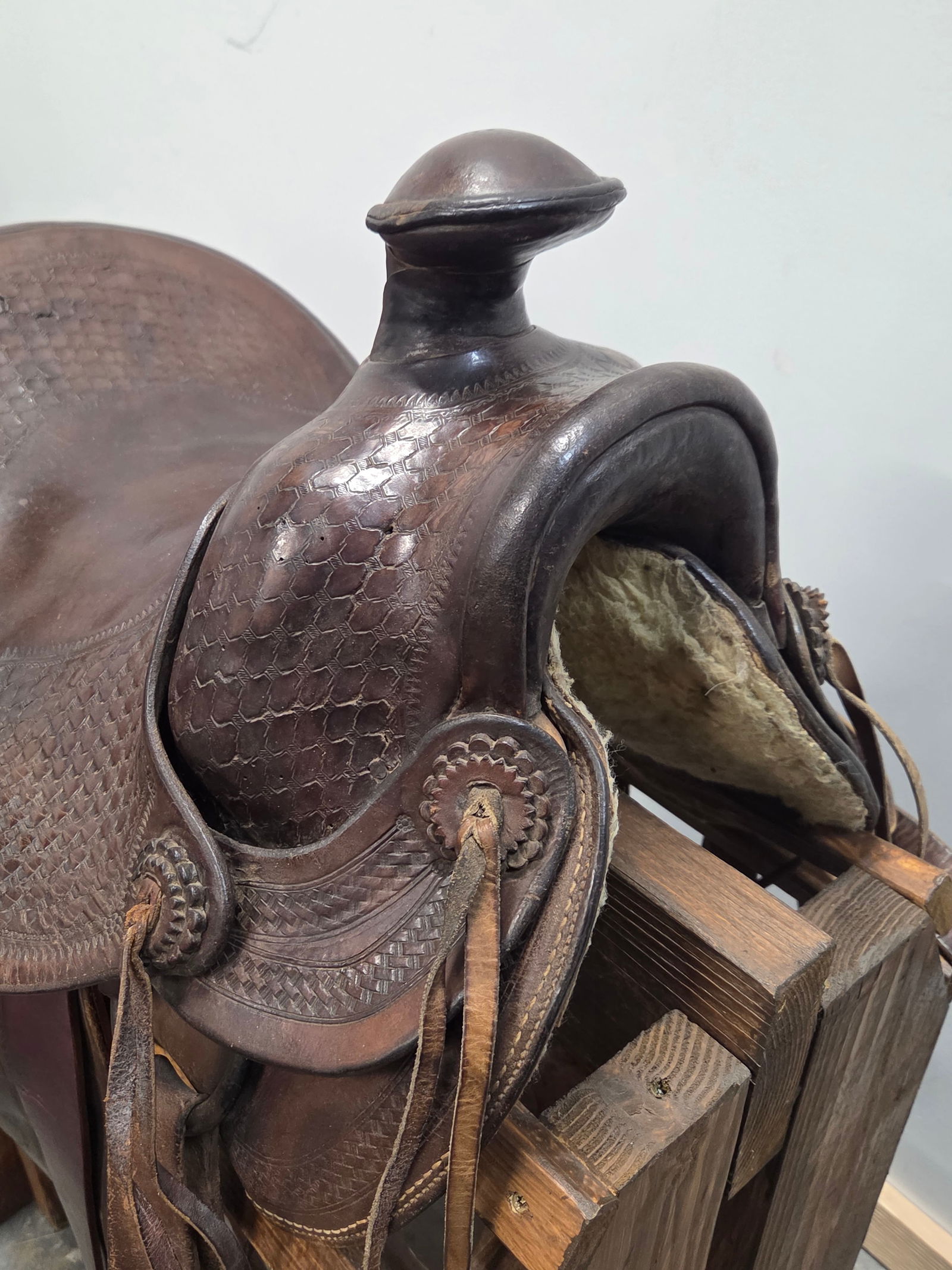 BEN VARGA TEXAS TOOLED LEATHER SADDLE - 3