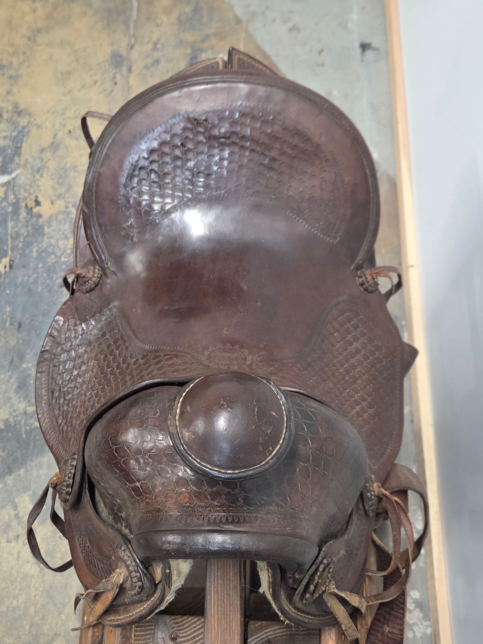 BEN VARGA TEXAS TOOLED LEATHER SADDLE - 4