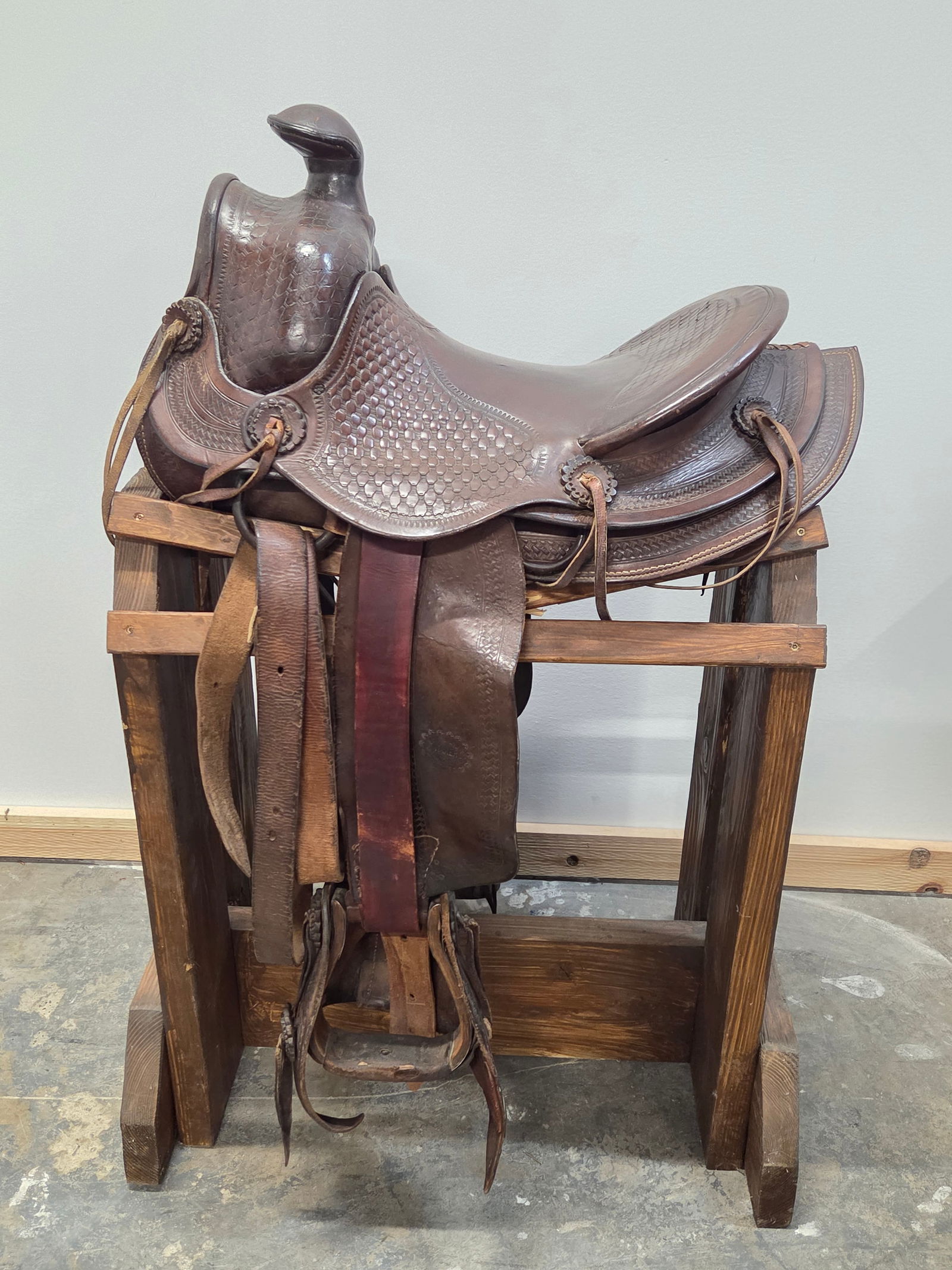BEN VARGA TEXAS TOOLED LEATHER SADDLE - 6