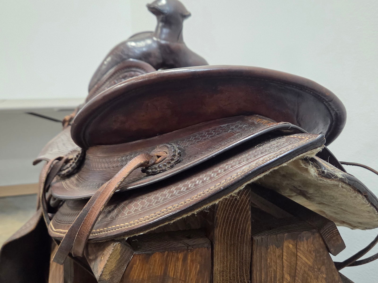 BEN VARGA TEXAS TOOLED LEATHER SADDLE - 7