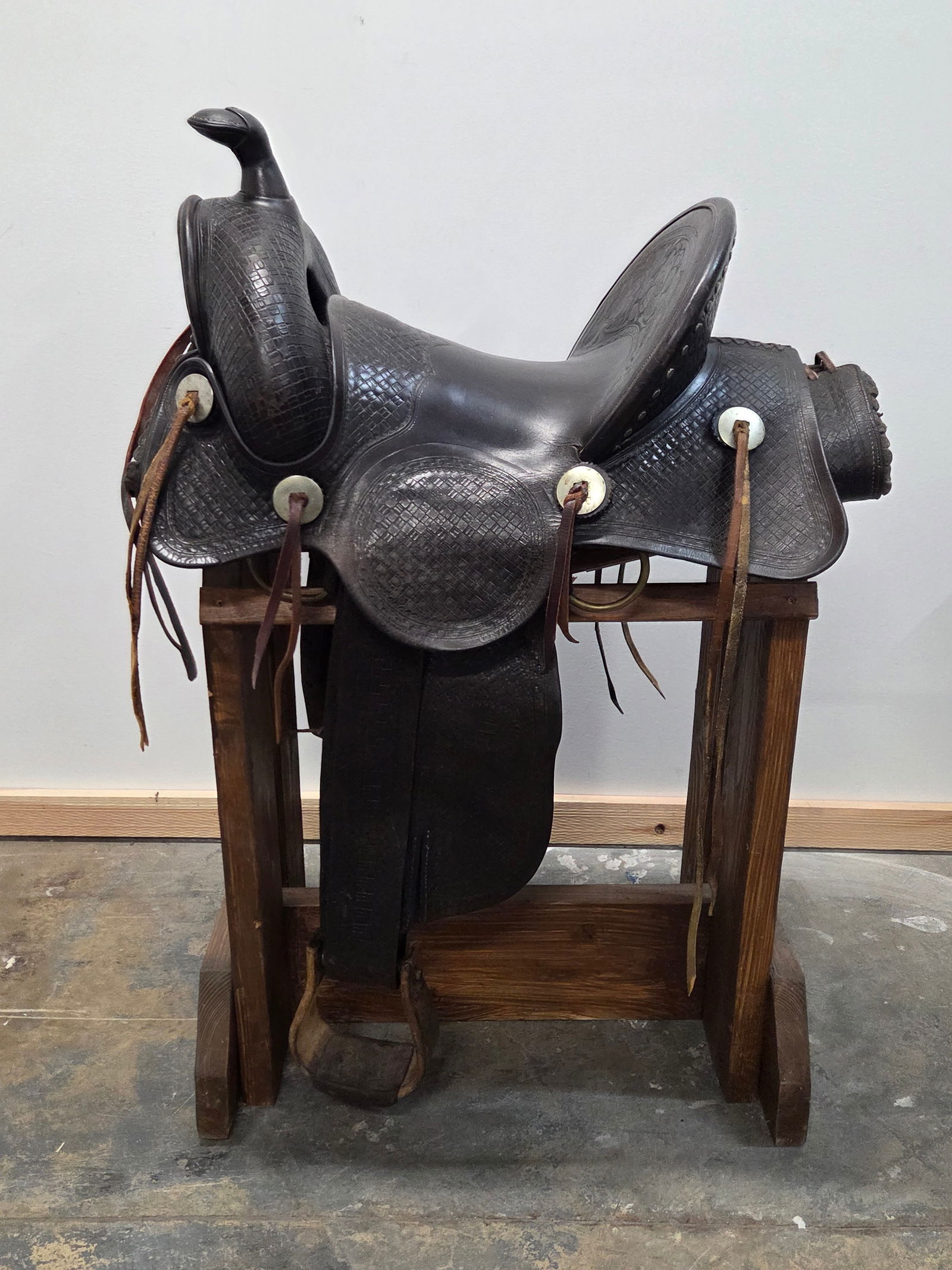 C.P. SHIPLEY KANSAS CITY TOOLED LEATHER SADDLE: REMAINS IN GOOD CONDITION, SHOWING SOME TYPICAL WEAR. INCLUDES ALL AS SHOWS. STAND NOT INCLUDED.